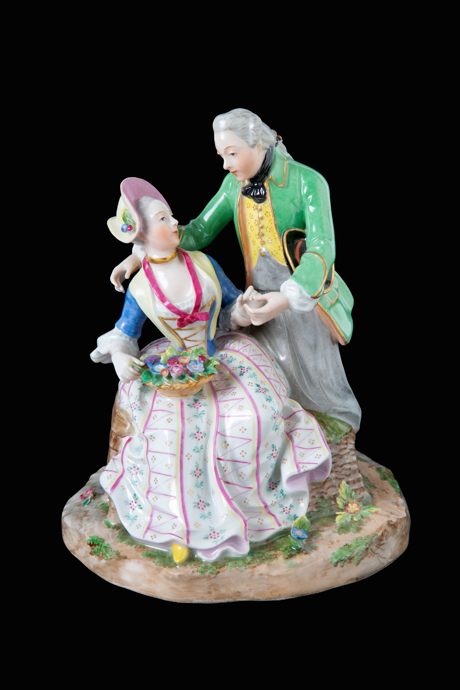 Figurine "GALANTE SCENE" : Polychrome porcelain figurine depicting "GALANTE SCENE". Manufacture of Vienna. Marked on the bottom. Late 19th century. Height approx. 20 cm. Statuetta in porcellana policroma raffigurante "SCENA