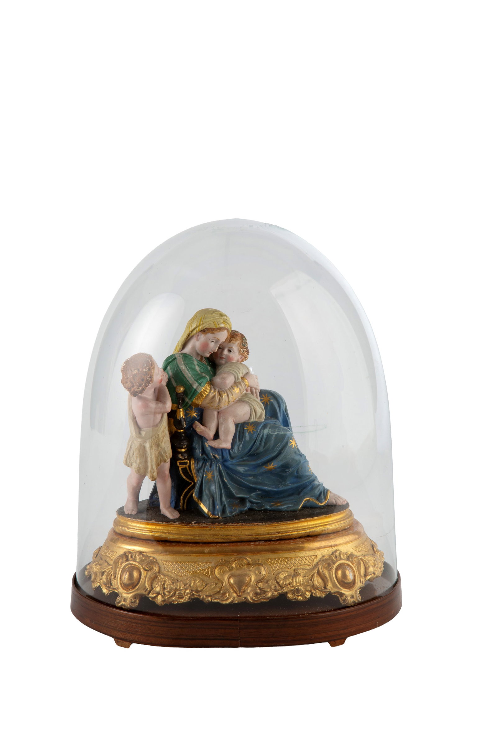 Scultura sotto campana di vetro: Polychrome plaster sculpture depicting "MADONNA AND CHILD WITH SAINT JOHN." Under a blown glass bell jar. 19th century. Height approx. 28 cm. Scultura in gesso policromo raffigurare "MADONNA CON BAMBI