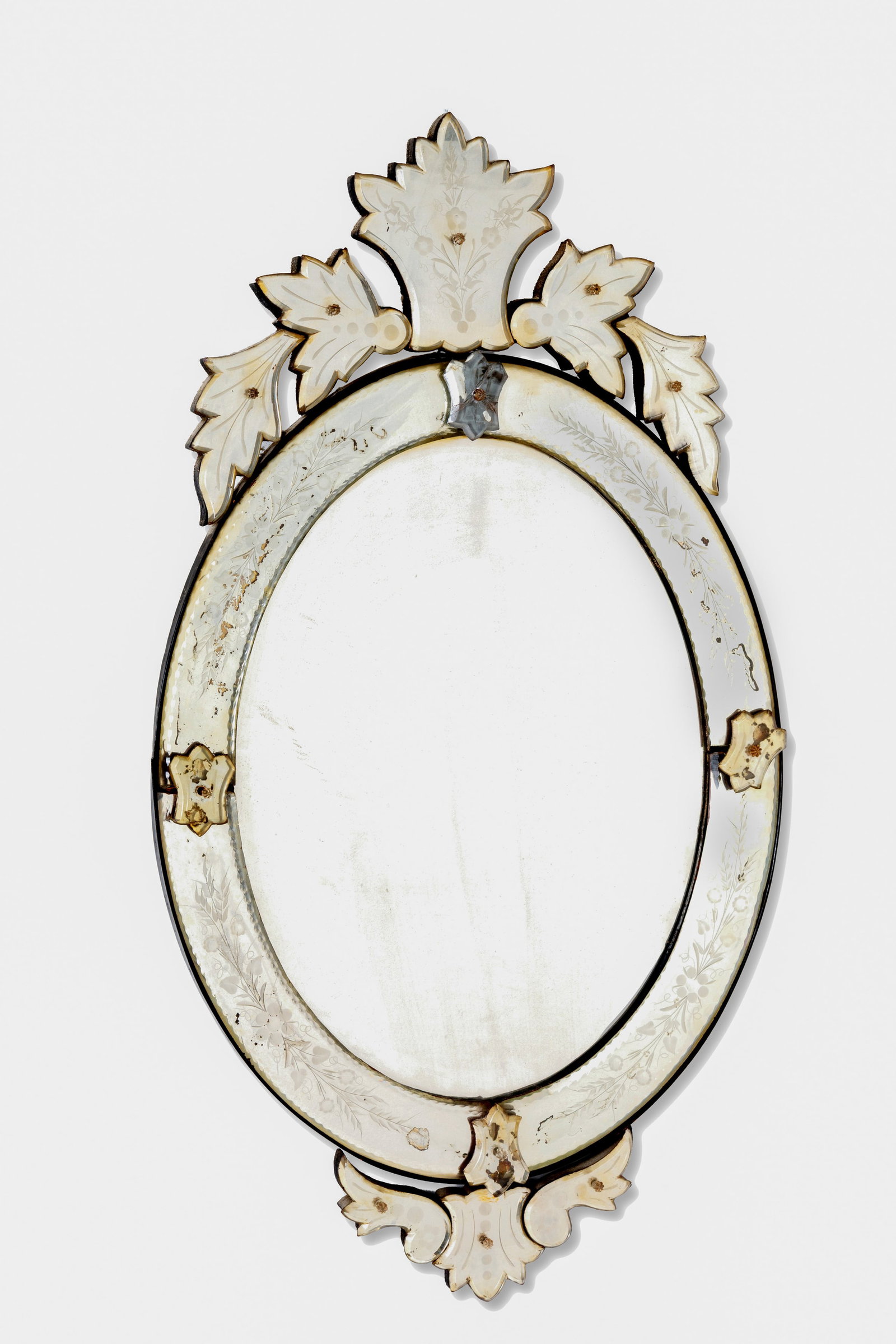 Specchio Murano: Murano glass mirror with floral motifs and engraved decorations. Early 19th century. Defects. 115x60 cm approx. Specchio in vetro di Murano con motivi floreali e decorazioni incise. Inizi XIX secolo.