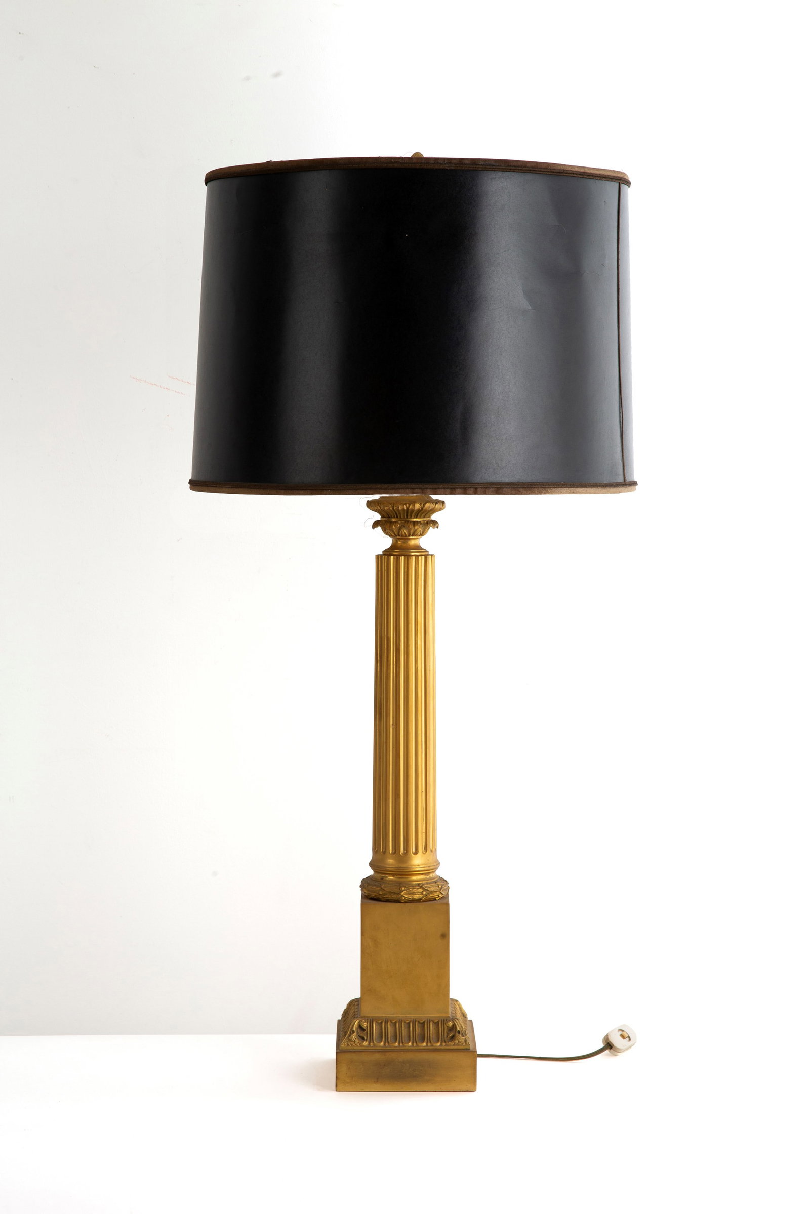 Lampada da tavolo: Fluted and chiseled column-shaped table lamp in gilded brass. Early 20th century. Height approx. 93 cm. Lampada da tavolo a forma di colonna scanalata e cesellata in ottone dorato. Inizi XX secolo.