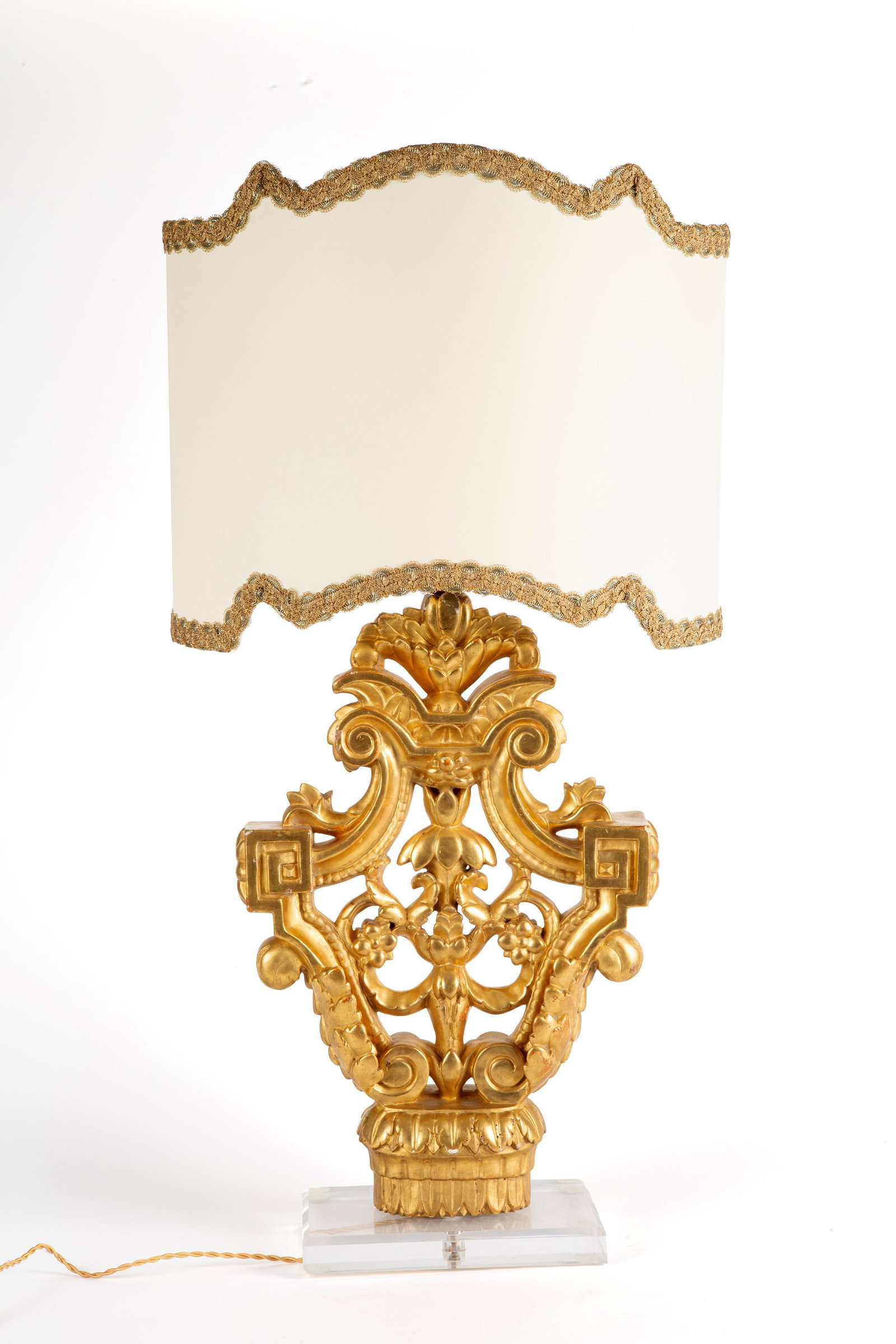 Puntale montato a lampada: Finely carved, pierced, and gilded wooden lampshade. Early 19th century. 56x40 cm approx. (without base) Puntale montato a lampada in legno finemente intagliato, traforato e dorato. Inizi XIX secolo.