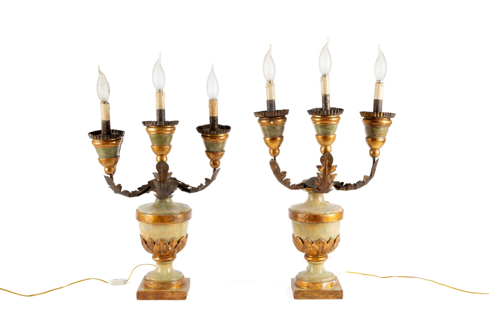 Coppia di lampade: Pair of three-light amphora-shaped lamps in green lacquered wood and gilded metal. 19th century. Minor defects and missing parts. 60x40x30 cm approx. Coppia di lampade tre luci a forma di anfora in