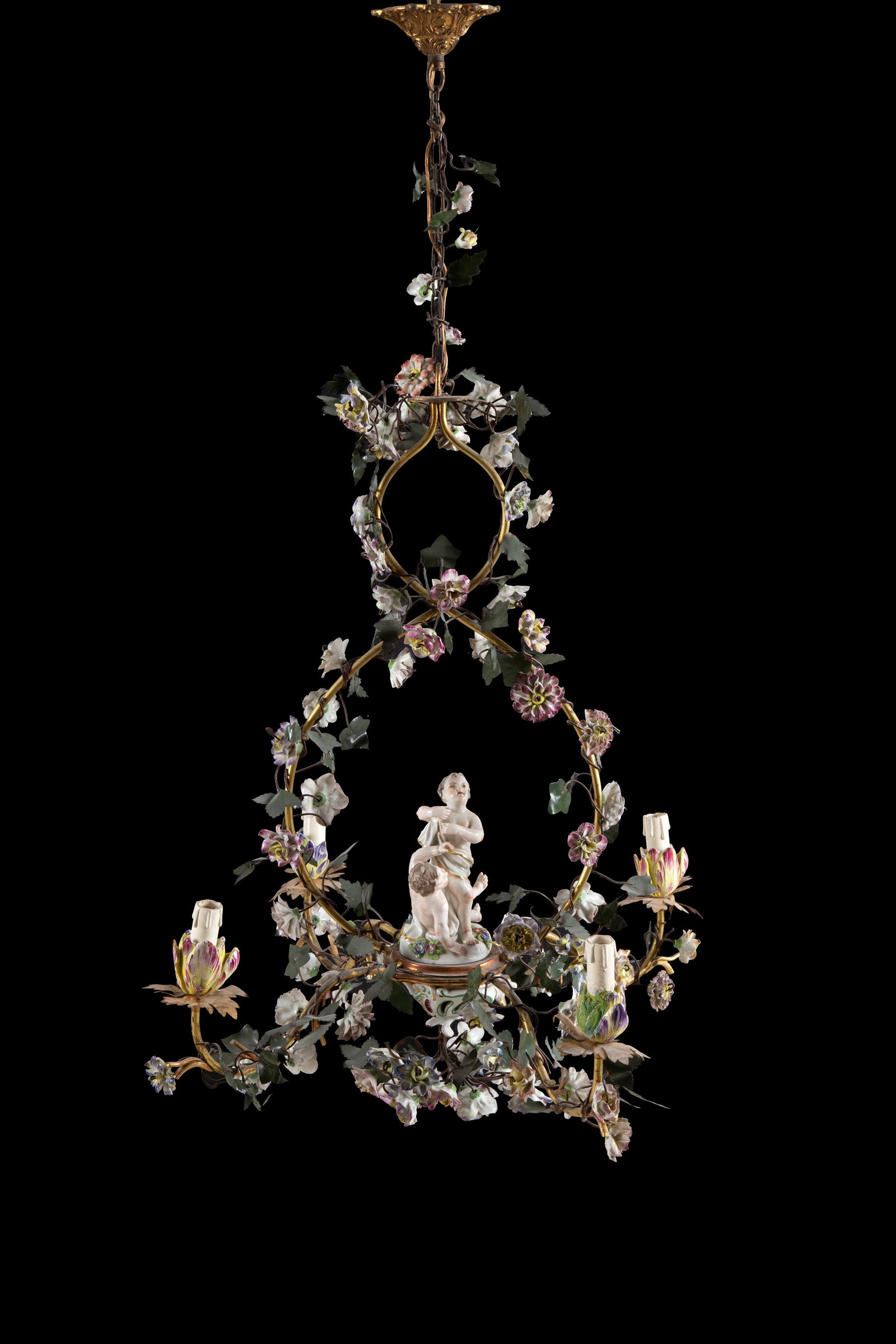 Chandelier with flowers and cherubs: Four-light brass chandelier with flowers and a group of polychrome porcelain cherubs. 19th century. Defects and missing parts. 110x70 cm approx. Lampadario quattro luci in ottone con fiori e gruppo di