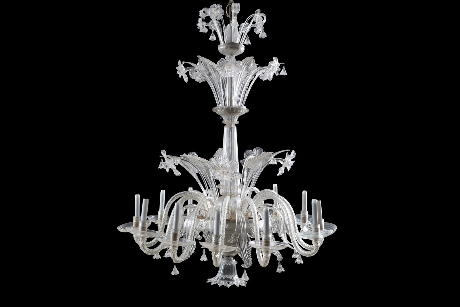 Murano glass chandelier: Twelve-light chandelier with flowers and leaves in clear Murano glass. Late 19th century. Defects, breaks, and missing parts. 140x110 cm approx. Lampadario dodici luci con fiori e foglie in vetro tras