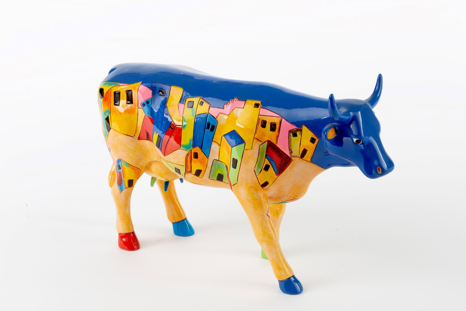 Sculpture "COW WITH PAINTED HOUSES": Polychrome majolica sculpture depicting "COW WITH PAINTED HOUSES". 19x30x9 cm approx. Scultura in maiolica policroma raffigurante "MUCCA CON CASE DIPINTE". 19x30x9 cm ca.