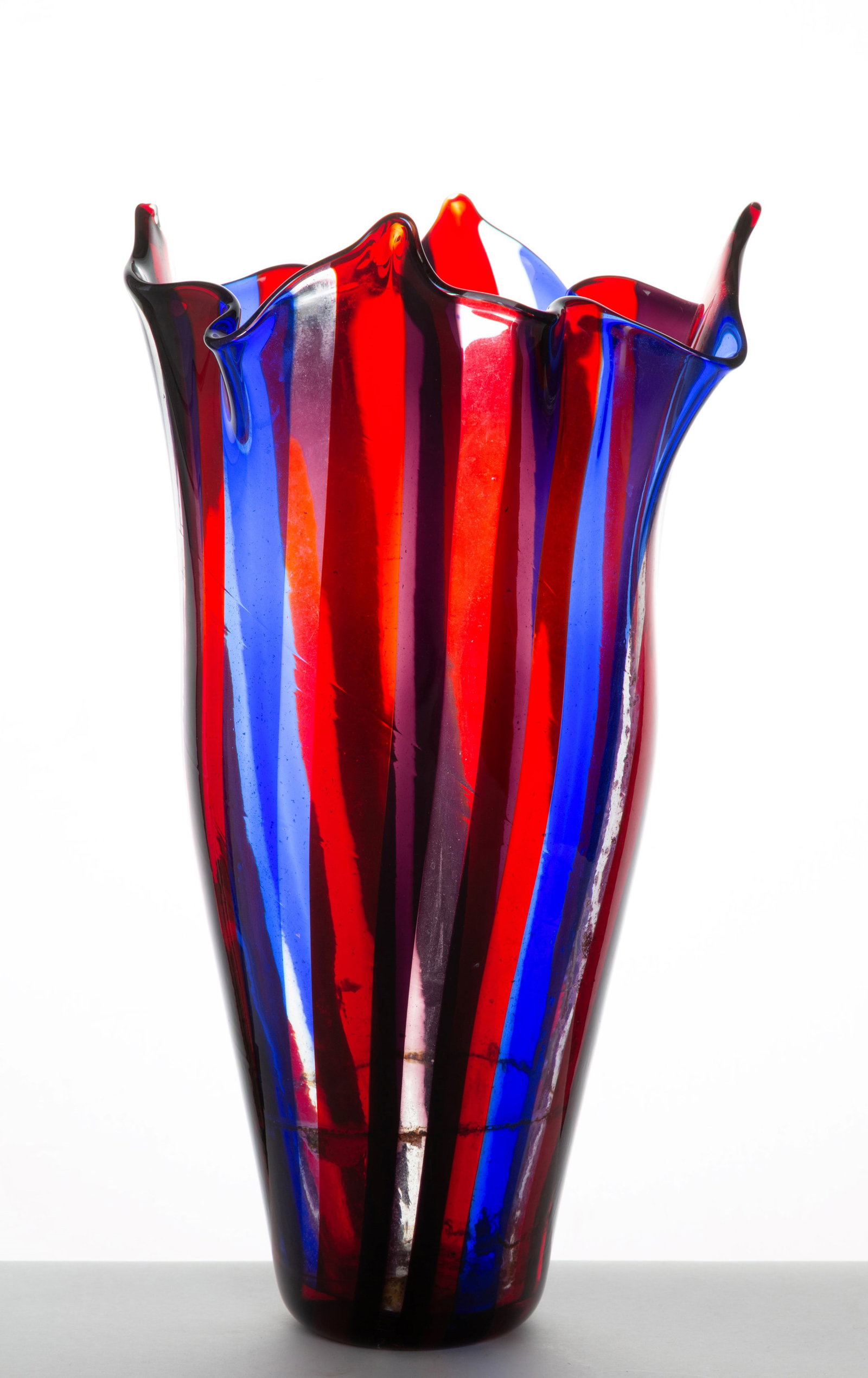 FULVIO BIANCONI. Vaso alto a fazzoletto: FULVIO BIANCONI (Padova 1915 - Milano 1996). Tall handkerchief vase with filigree reeds. Diamond signature on the bottom. Height approx. 35 cm. FULVIO BIANCONI (Padova 1915 - Milano 1996). Vaso alto a