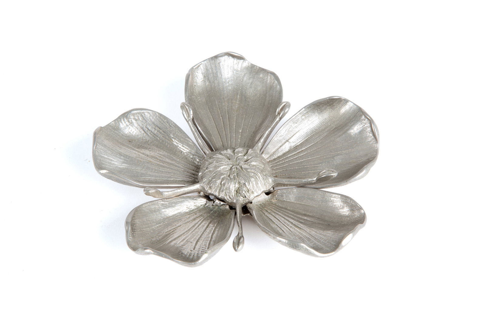Flower ashtray: Silver-tone metal flower-shaped ashtray with five removable petals. Signed GUCCI, Italy on the bottom. 1960s-1970s. Posacenere a fiore in metallo argentato con cinque petali rimovibili. Firmato