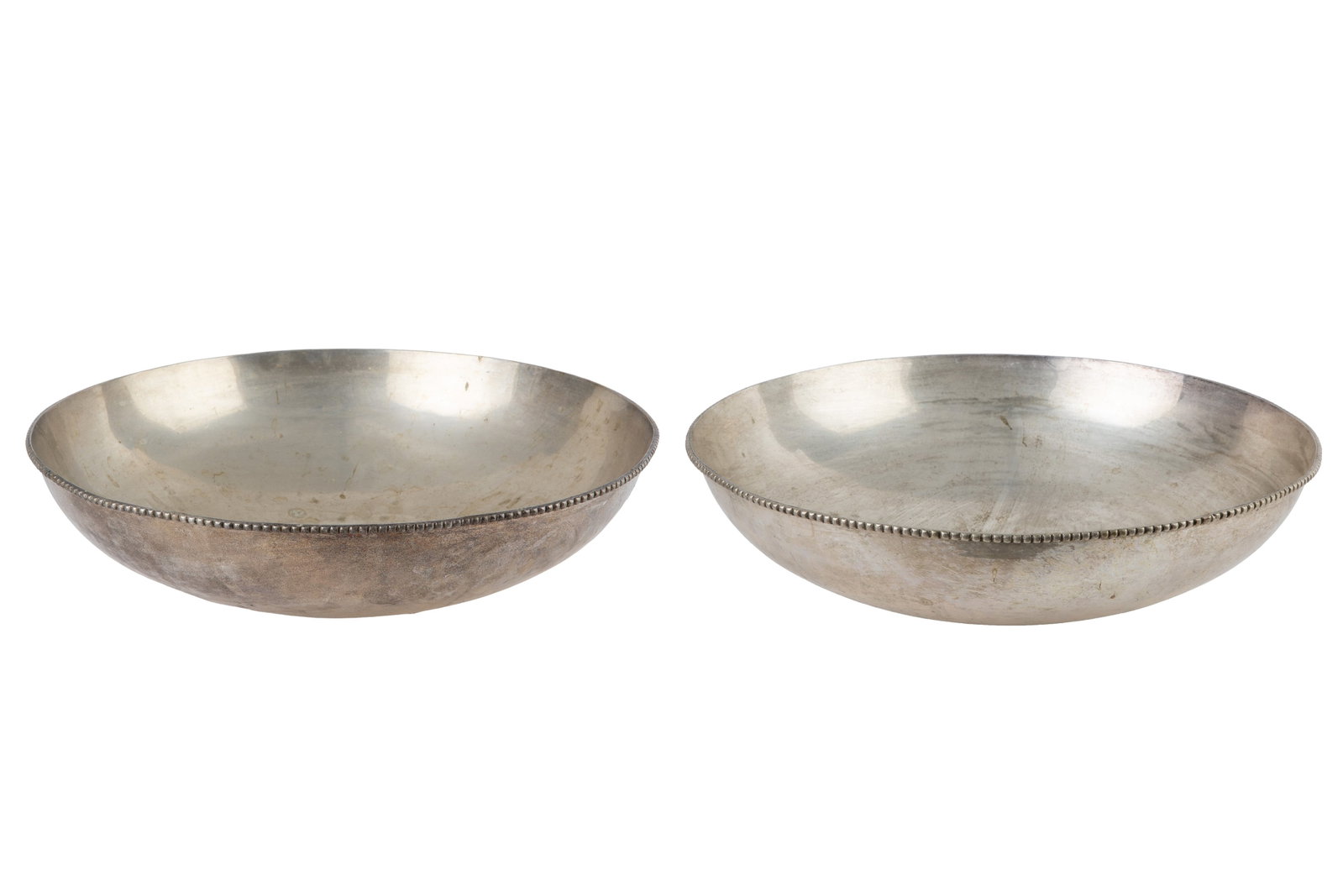 Coppia di grandi ciotole: Pair of large silver-plated bowls. 20th century. Defects and signs of wear. 14.5x51 cm approx. each. Coppia di grandi ciotole in metallo argentato. XX secolo. Difetti e segni di usura del tempo. 14,5x
