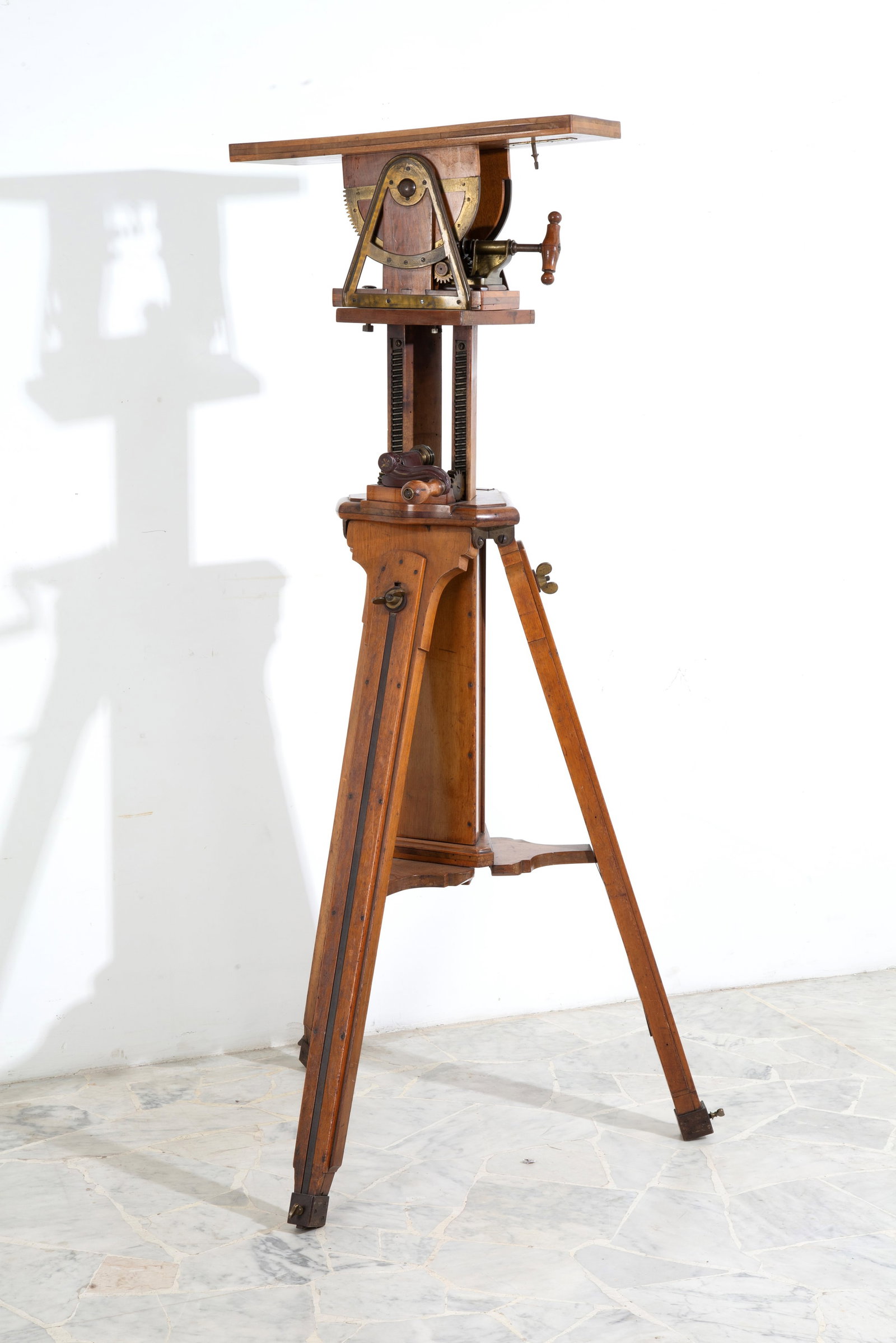 Cavalletto per banco ottico. LAMPERTI&GARBAGNATI: Wooden optical bench easel. Manufactured by LAMPERTI&GARBAGNATI, Milan. With manufacturer's label. Shows signs of wear. 144x85x85 cm approx. Cavalletto per banco ottico in legno. Produzione LAMPERTI&G