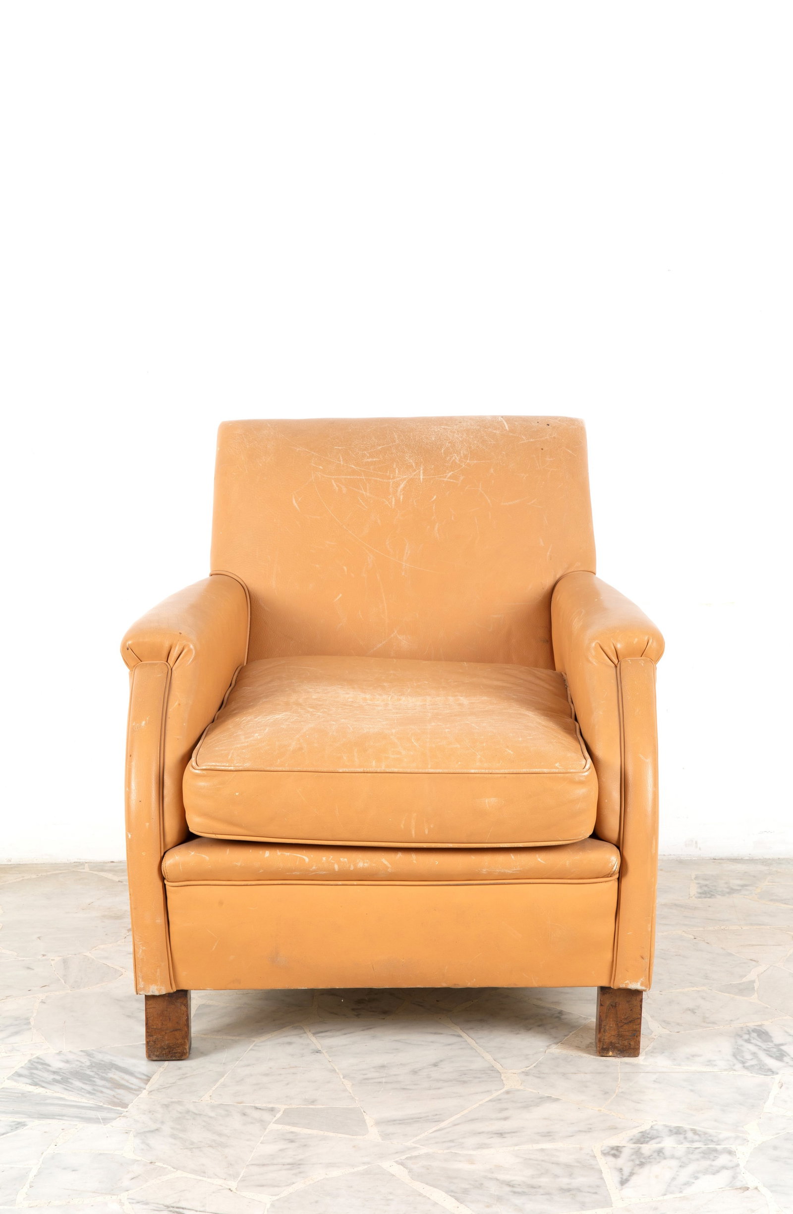 Poltrona in pelle: Beige leather armchair with wooden frame. 1980s. Defects and wear. 78x77x90 cm approx. Poltrona in pelle beige con struttura in legno. Anni '80. Difetti e usure del tempo. 78x77x90 cm ca.