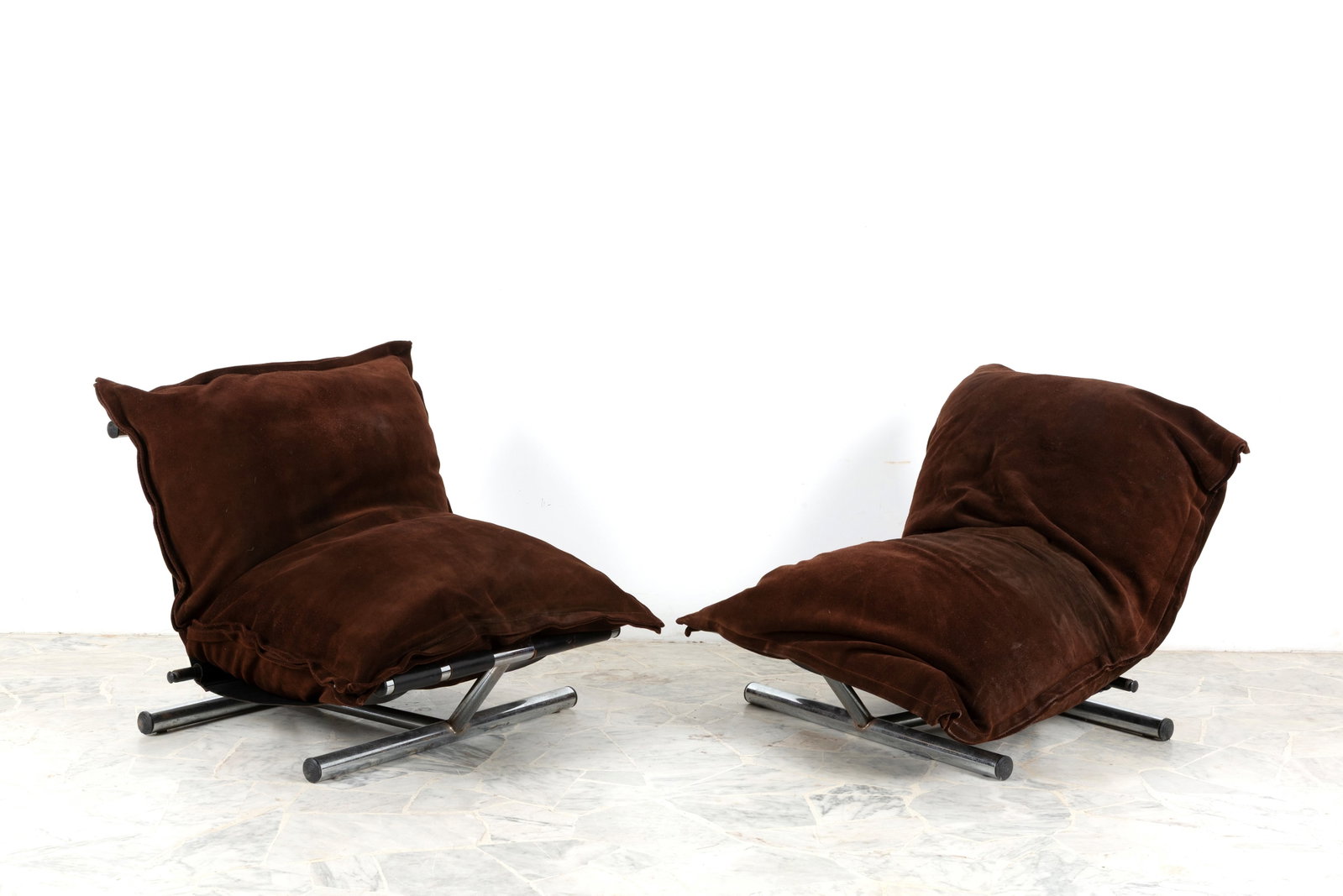 ROBERTO LUCCI. Pair of Farfalla armchairs: ROBERTO LUCCI (Milano 1942). Pair of Farfalla armchairs in chromed tubular steel, black leather, and brown suede. 1970s. Defects and signs of wear. 70x70x80 cm approx. ROBERTO LUCCI (Milano 1942).