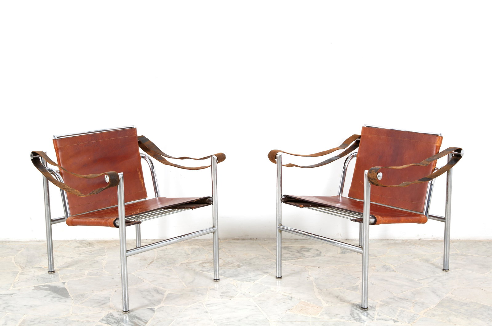 LE CORBUSIER. Two LC1 armchairs for CASSINA: LE CORBUSIER (La Chaux-de-Fonds 1887 - Roquebrune 1965). Two LC1 armchairs in steel and leather. Made by CASSINA. Signed and numbered 7926 and 7914 on the frame. With manufacturer's label on the