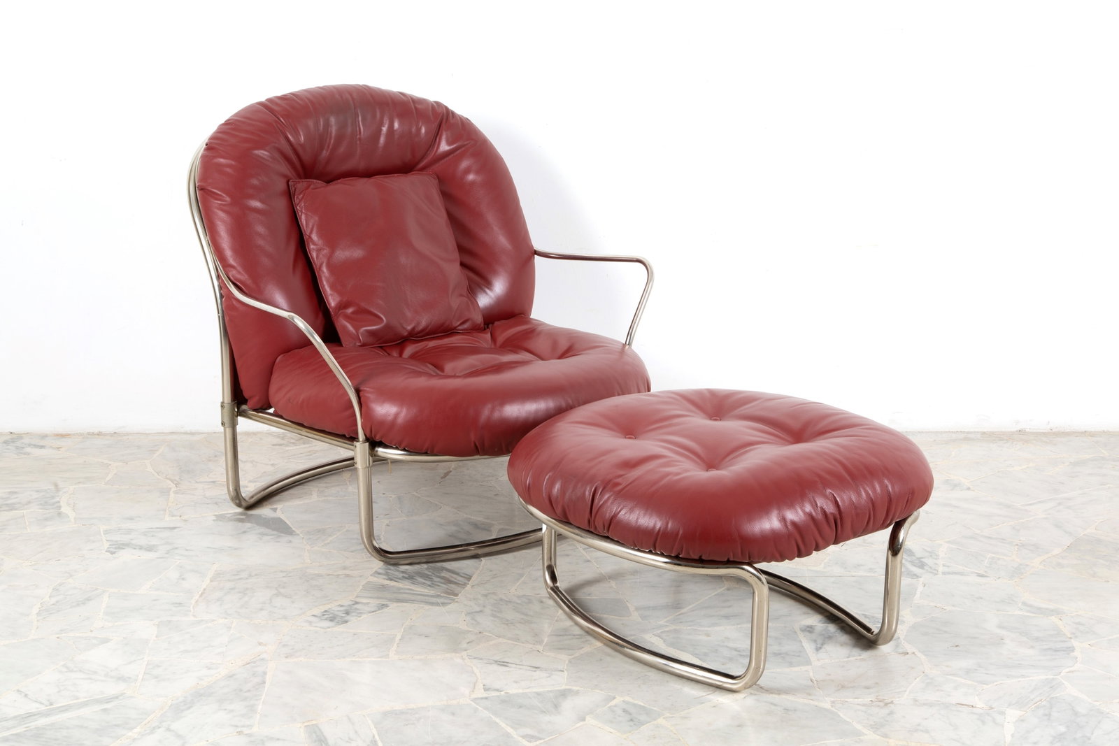 CARLO DE CARLI. Armchair with pouf mod. 915 for CINOVA: CARLO DE CARLI (Milano 1910 - 1999). Armchair with ottoman, model 915, in tubular steel and leather. Made by CINOVA. 1970s. Minor defects. Armchair dimensions: 88x87x70 cm approx. Pouffe dimensions: