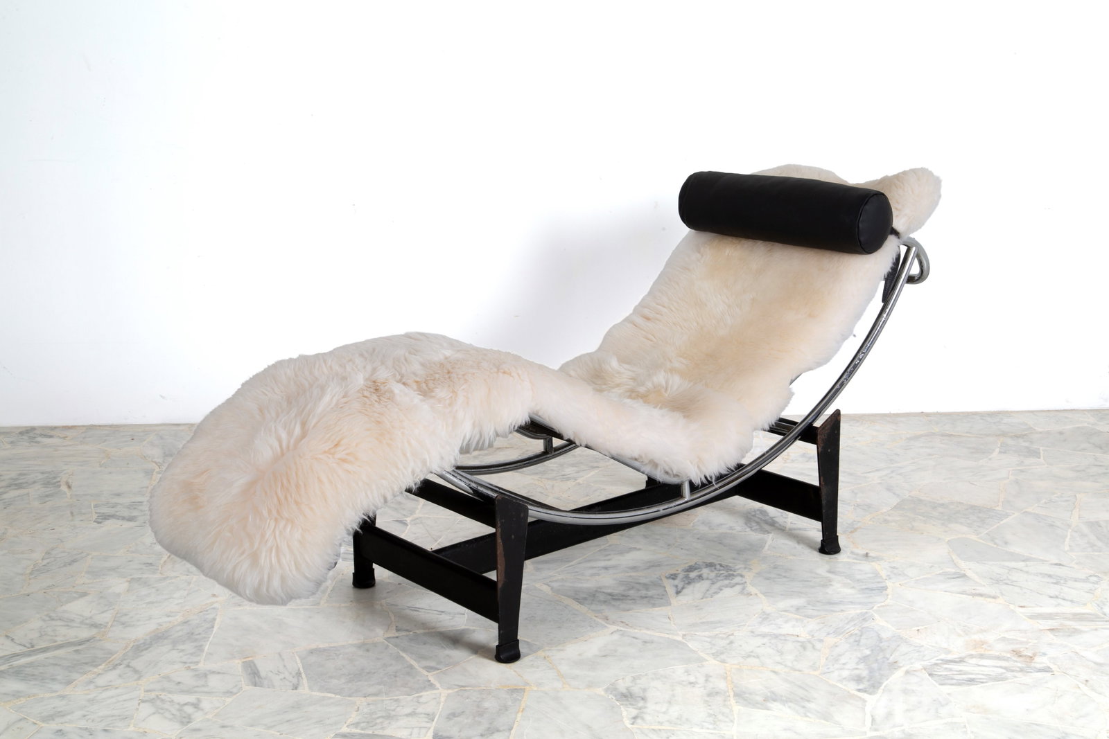 LE CORBUSIER - CHARLOTTE PERRIAND - PIERRE JEANNERET. Chaise longue LC4 per CASSINA: LE CORBUSIER (La Chaux-de-Fonds 1887 - Roquebrune 1965) - CHARLOTTE PERRIAND (Parigi 1903 - 1999) - PIERRE JEANNERET (Ginevra 1896 - 1967). LC4 chaise longue in chromed steel, leather, and white fur. 