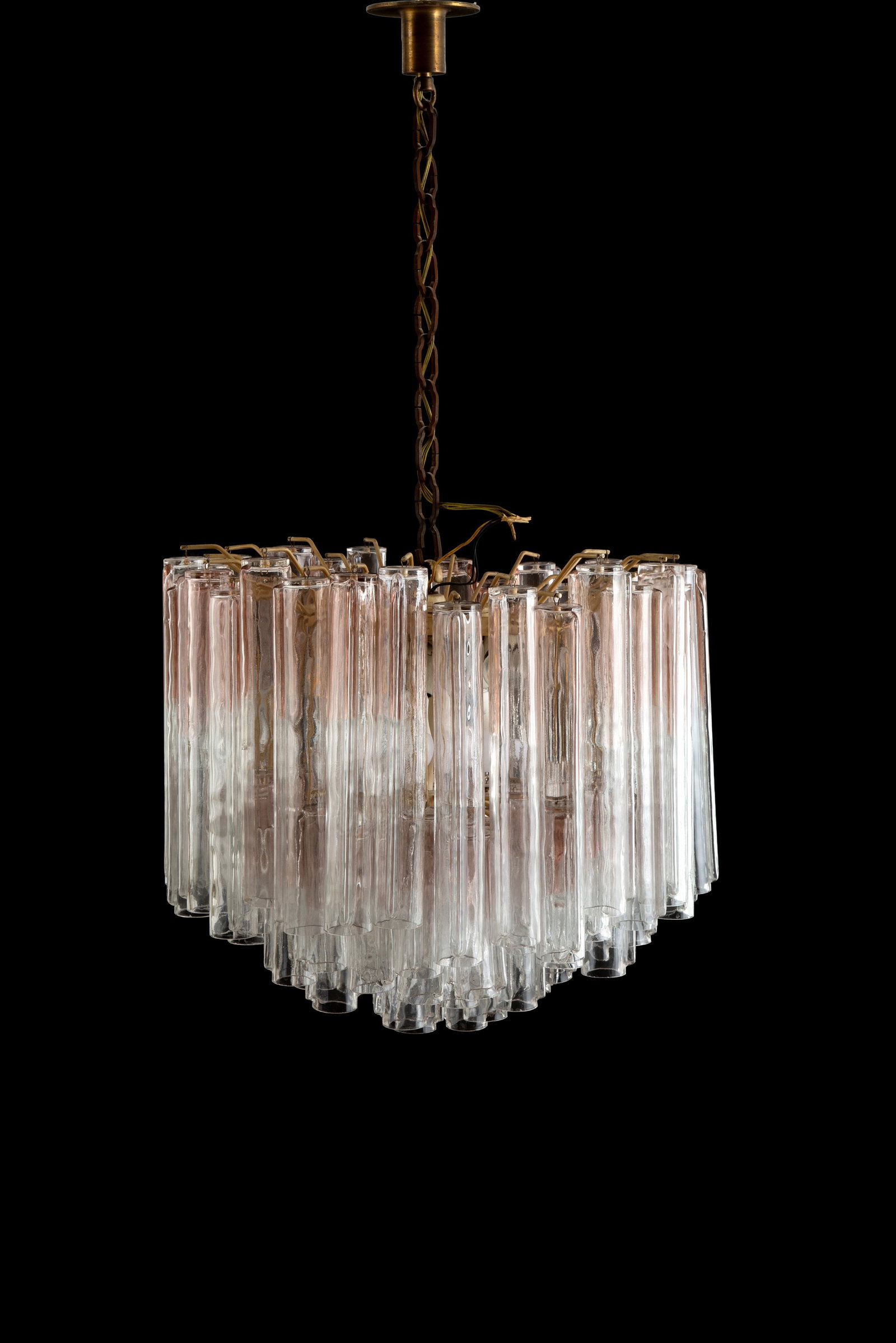 Lampadario in vetro di Murano: Eight-light chandelier in Murano glass, white painted metal, and iron. 1970s. 120x60 cm approx. Lampadario otto luci in vetro di Murano, metallo verniciato bianco e ferro. Anni '70. 120x60 cm ca.