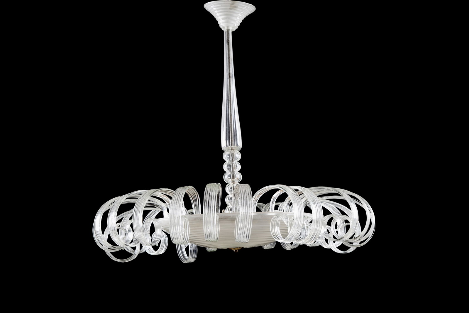 Chandelier. BAROVIER & TOSO: Three-light Murano glass chandelier. Made by BAROVIER & TOSO. 1940s. 90x95 cm approx. Lampadario tre luci in vetro di Murano. Produzione BAROVIER & TOSO. Anni '40. 90x95 cm ca.