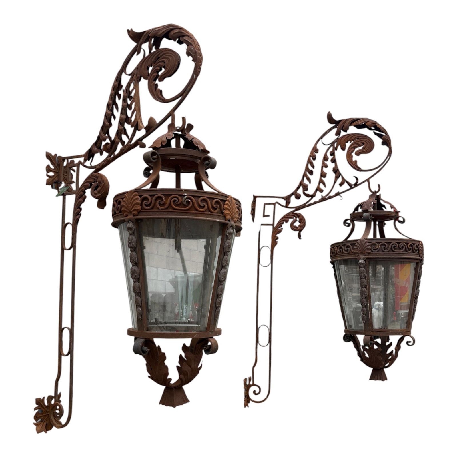 Pair of large lanterns: Pair of large wrought iron lanterns. Item located at the consignor's premises. Height approx. 190 cm. Coppia di grandi lanterne in ferro battuto. Oggetto ubicato presso l'affidante. Alt. 190 cm ca.