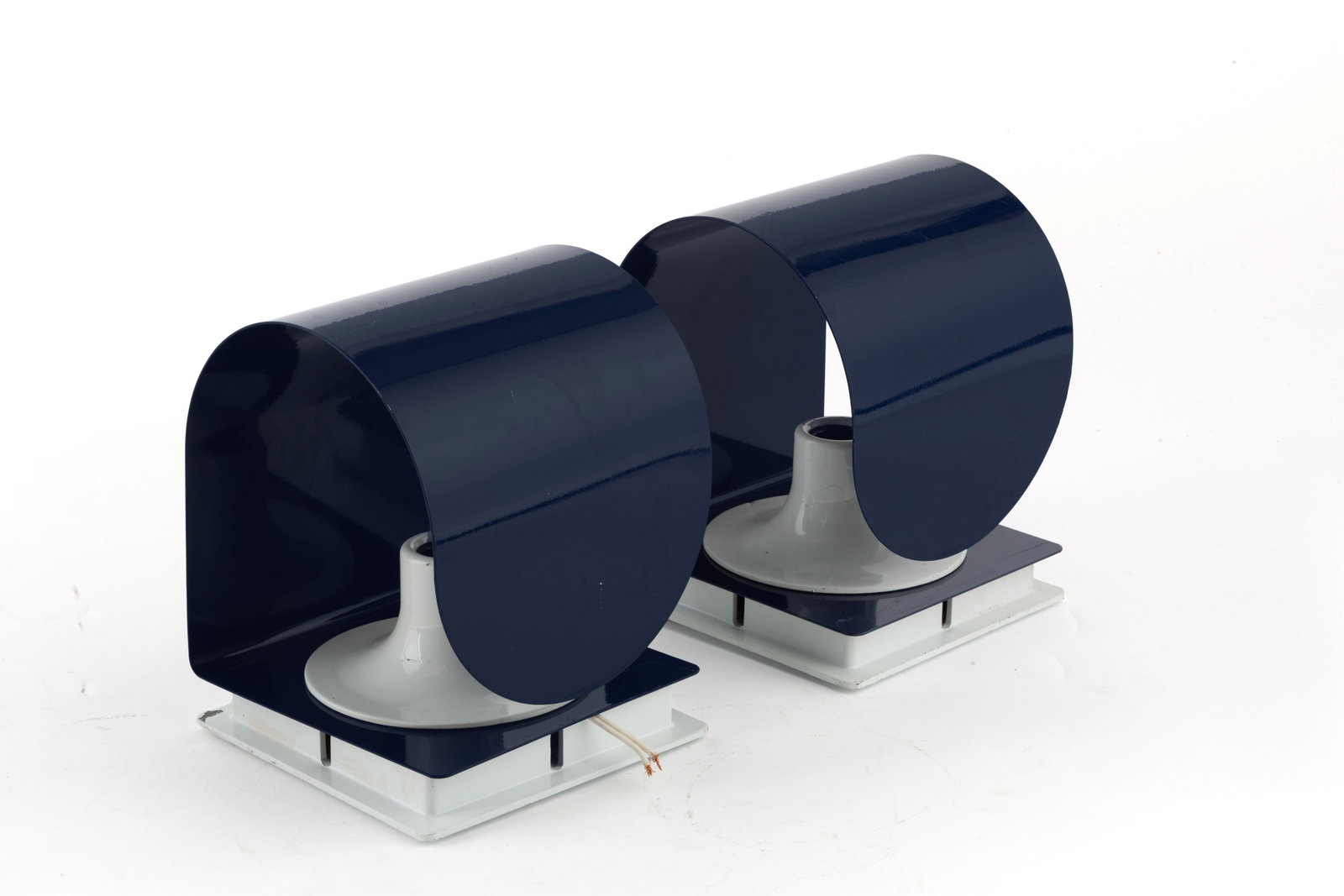 Pair of blue wall lights: Pair of Space Age wall lamps in blue lacquered metal. 1970s. Signs of wear and tear. 16x16x20 cm approx. Coppia di applique Space Age in metallo laccato blu. Anni '70. Segni di usura del tempo. 16x16x