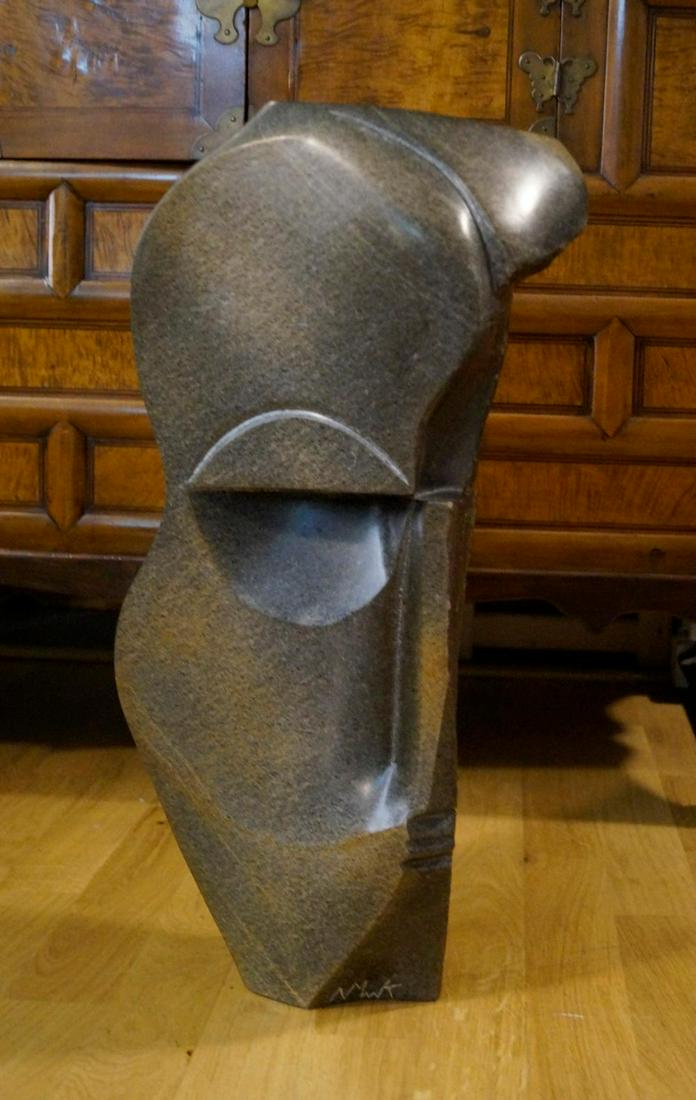 African Art Nicholas Mukomberanwa, 1940-2002 Head,: African Art Nicholas Mukomberanwa, 1940-2002 Head, stone sculpture 1980-90 H. 56 cm. Dark green serpentine. Scored signature. Dazu: Nicholas Mukomberanwa, Prominent Sculptors of Zimbabwe. 1989 Tiny Be