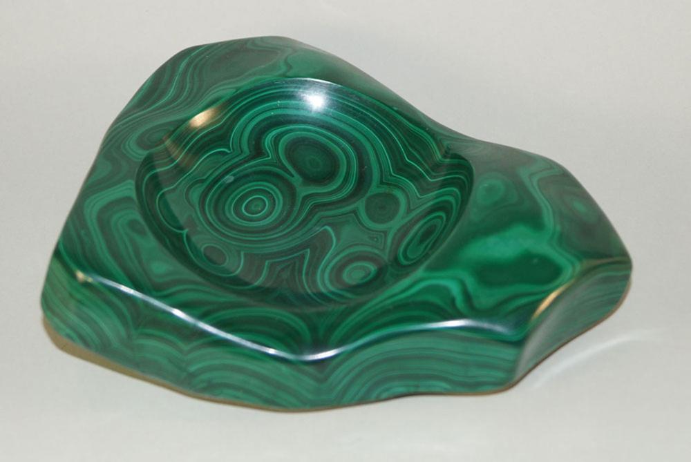 Miscellaneous Malachite Ashtray: Miscellaneous Malachite Ashtray H. 4 cm. Triangular ashtray, organic shape, very nice grain, 1.538 gram, handcrafted, not worked at the bottom, slight signs of wear (175)