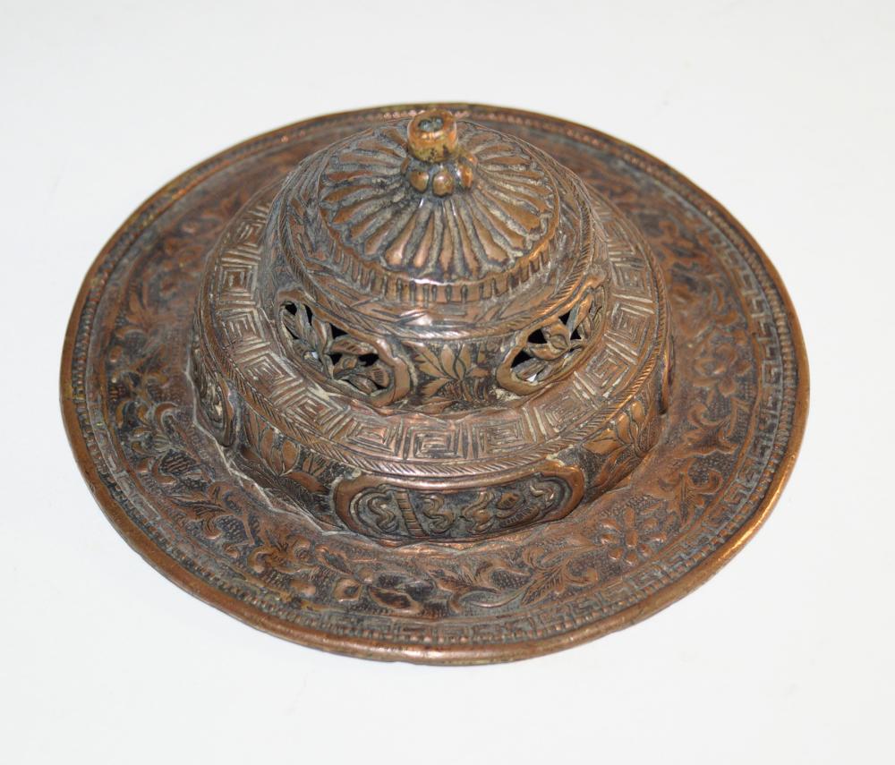 Lid for cup, Tibet: Lid for cup, Tibet Copper, h. 5 cm. Geared floral decoration. Private collection, Ruhr area. (320)