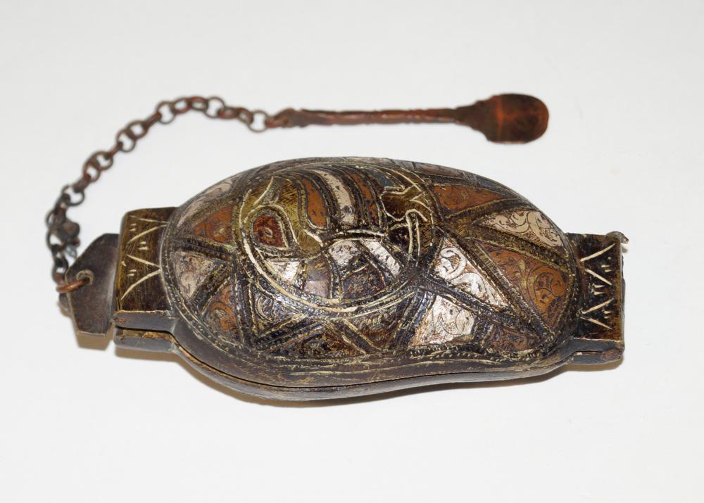 Lime can, India: Lime can, India Curved bronze box in betel nut shape decorated with non-ferrous metal and engravings, copper spoon on chain, l. 11.5 cm, h. 4 cm. Lime powder on the wall inside. Estate of Horst Danzer