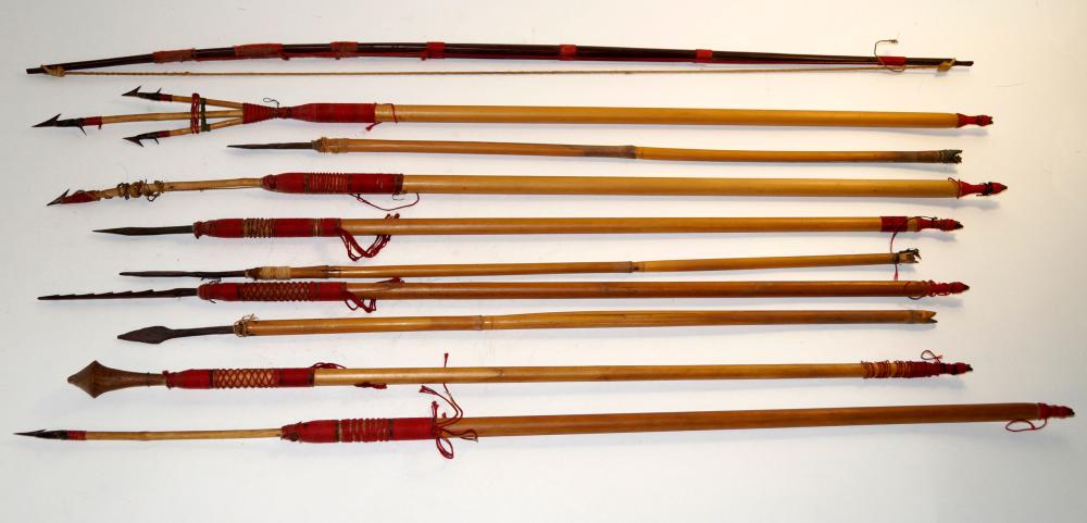 Nine arrows and a bow: Nine arrows and a bow a) Thin metal and wooden arrowheads attached with red thread to bamboo poles, l. approx. 66 cm. b) Thin wooden bow, reddish brown patina, l. 68 cm. Estate of Horst Danzer. (315)
