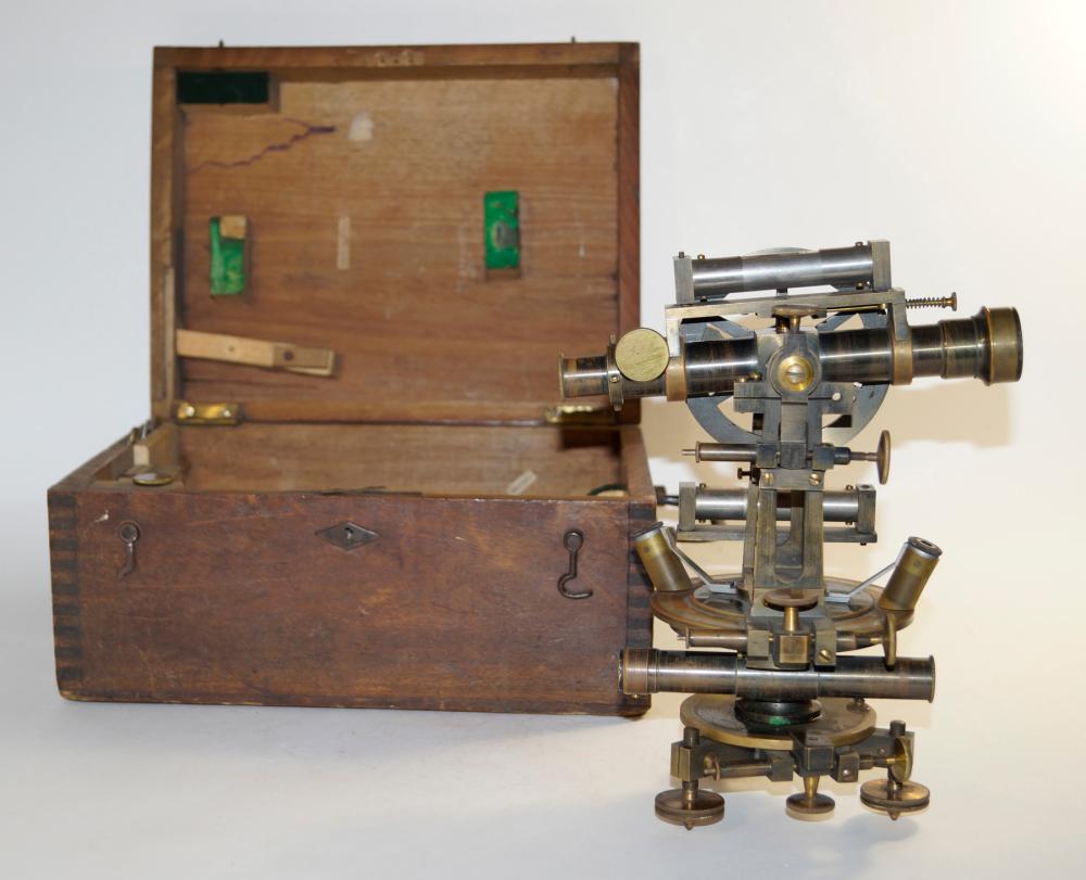 Microscope in original wooden box: Microscope in original wooden box Microscope, h. 24.5 cm, box 23.5 x 30.5 x 15.5 cm. Slightly soiled. Estate of Horst Danzer. (315)