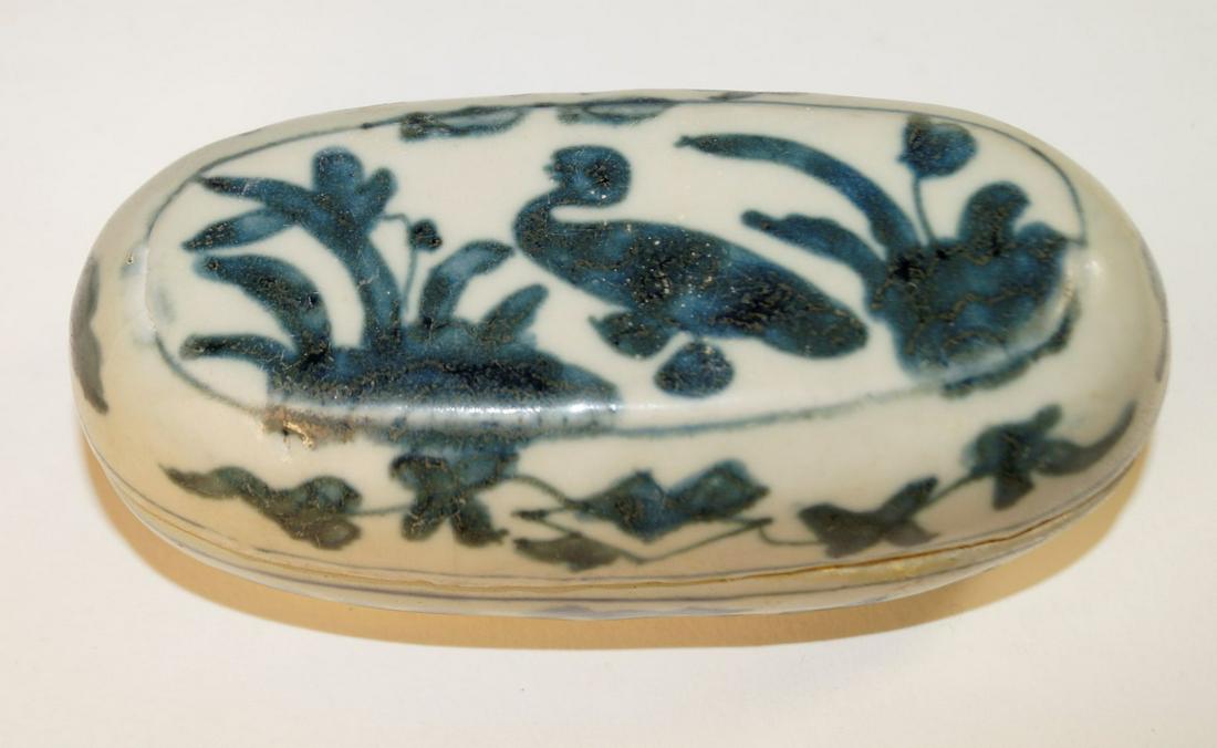 Chinese Blue and white lidded box (l. 15 cm), Ming (1 of 1)