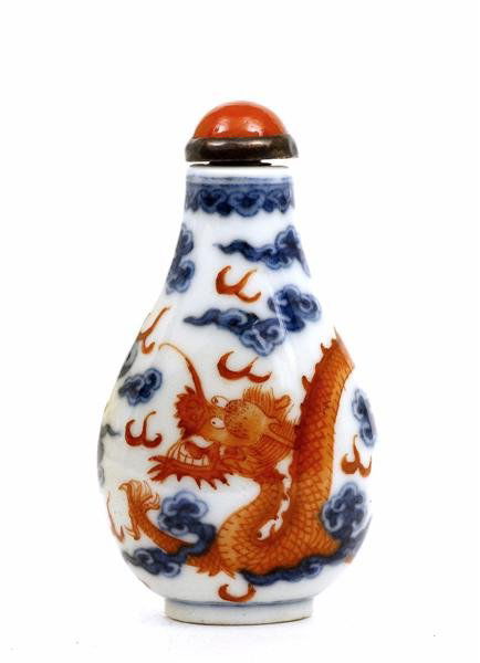 Chinese Blue & White Red Dragon Snuff Bottle: "Old (1930's) Chinese Blue & White with Coral Red Dragon Snuff Bottle Marked Size:It is 3 inches (7.5 cm) tall by 1.75 inches (4.5 cm) wide. NOTE: Please note eBay's ""Time Remaining"" time stamp IS N