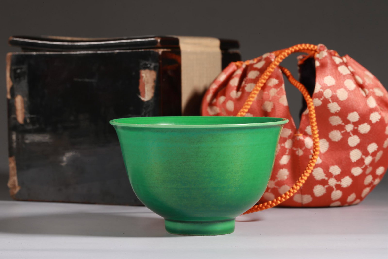 A GREEN-GLAZED CUP: D: 8.2 cm