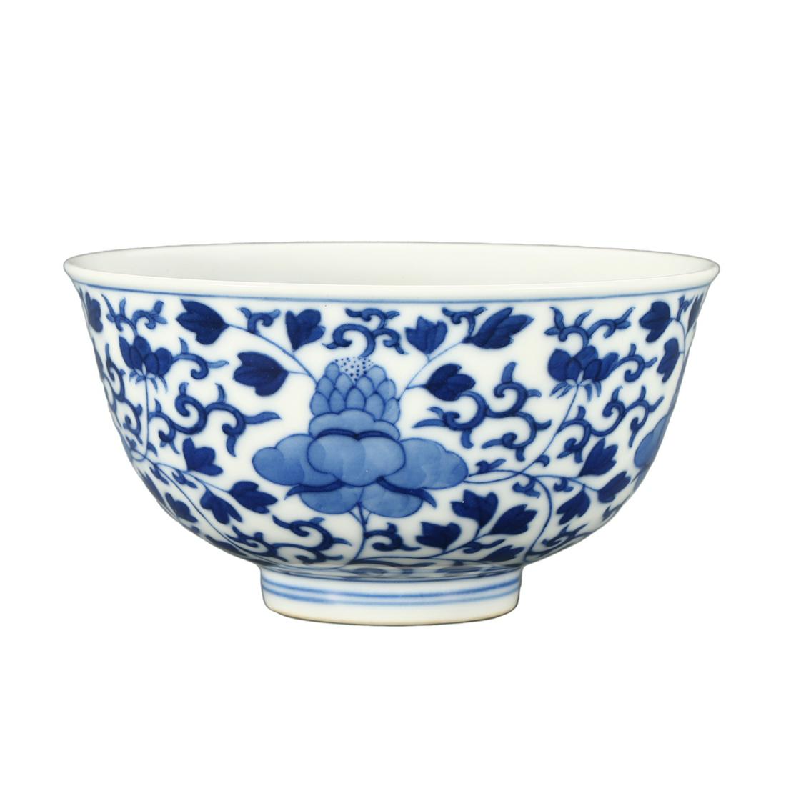 A BLUE AND WHITE FLORAL BOWL (1 of 5)