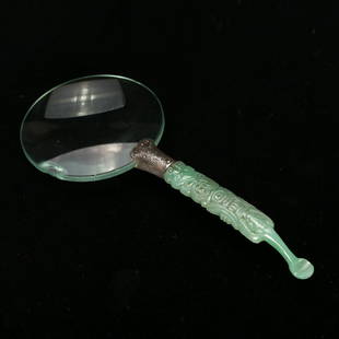 A CARVED JADEITE-HANDLED READING GLASS: L:14.3cm