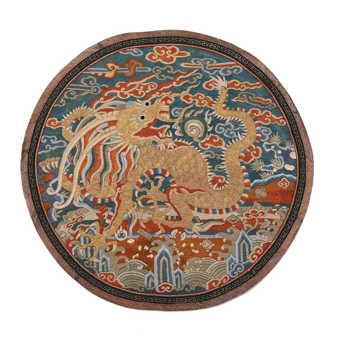 A GOLD-STITCHED EMBROIDERED RANK BADGE OF A LION: D:38cm