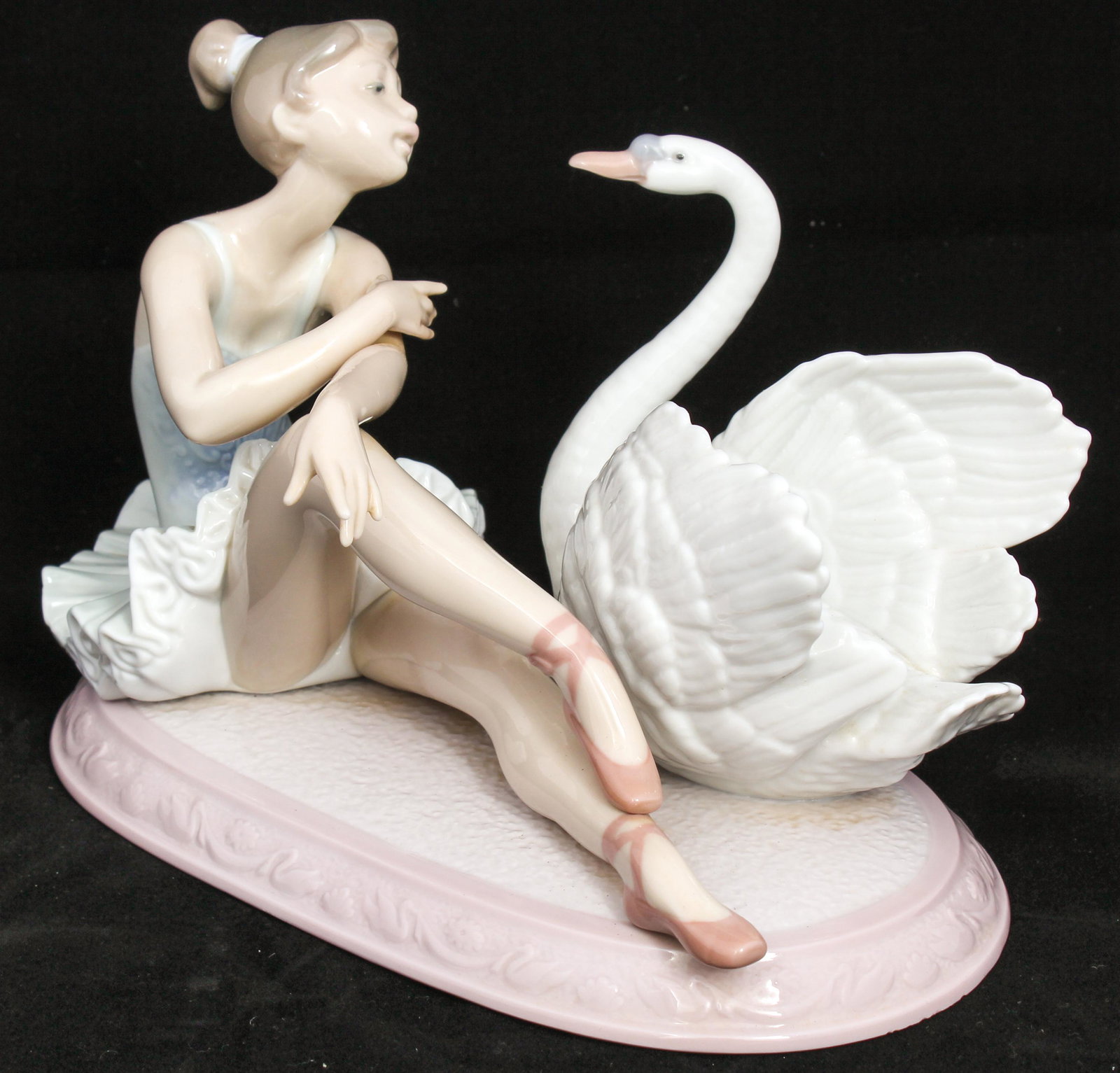 LLADRO PORCELAIN GRACE AND BEAUTY FIGURINE 6204: LLADRO PORCELAIN GRACE AND BEAUTY FIGURINE 6204 Lladro porcelain figurine "Grace and Beauty" #6204, Sculptor: Regino Torrijos, Issue year: 1995, Retired year: 1998. Size: 7.75 x 5.5 x 4.5"