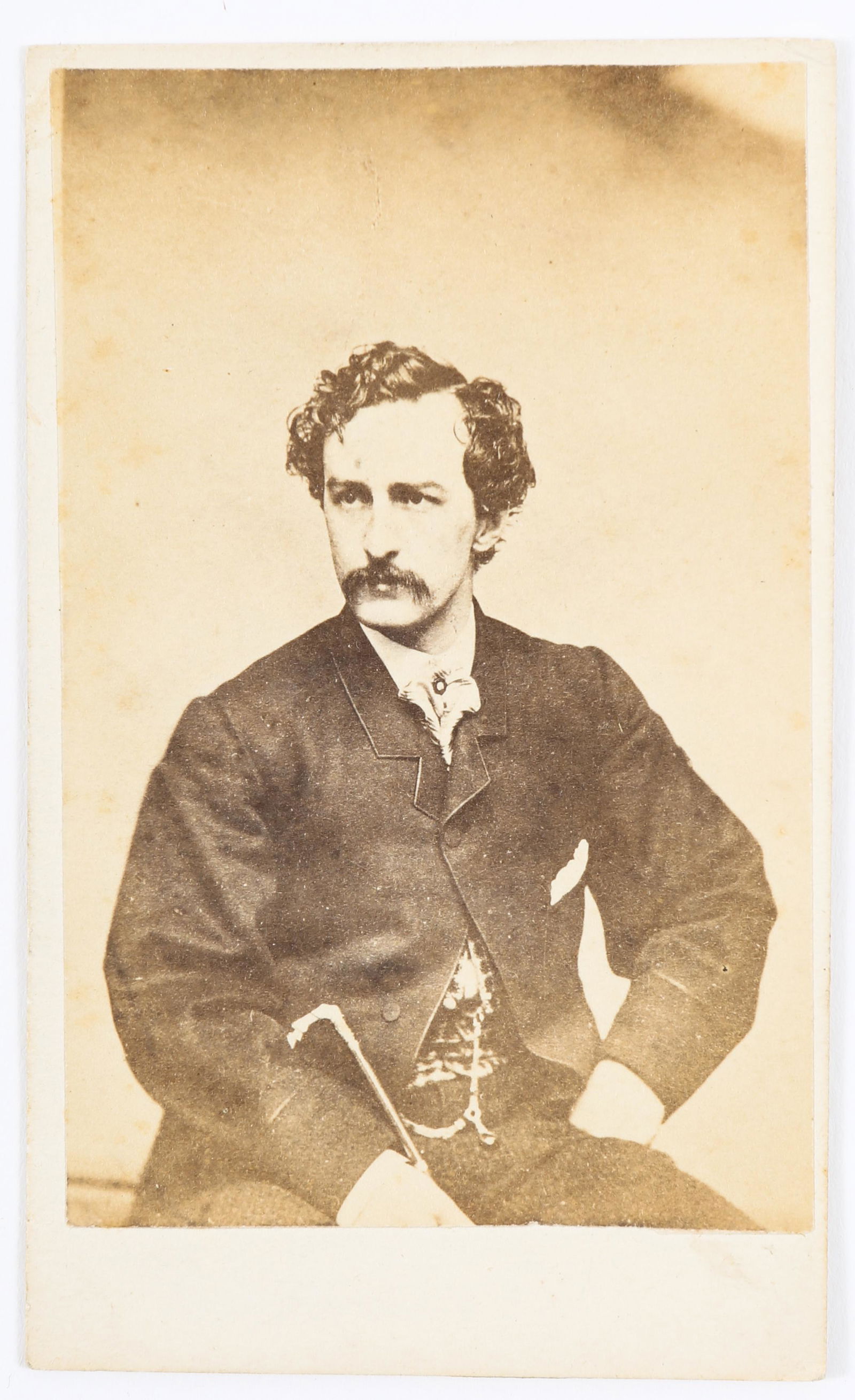 CARTE DE VISITE JOHN WILKES BOOTH G.W. TOMLINSON: CARTE DE VISITE JOHN WILKES BOOTH BY G.W. TOMLINSON Carte de visite portrait of John Wilkes Booth, Lincoln's assassin, and actor, from G.W. Tomlinson in Boston. Circa 1860s. Size: 4 x 2.5"