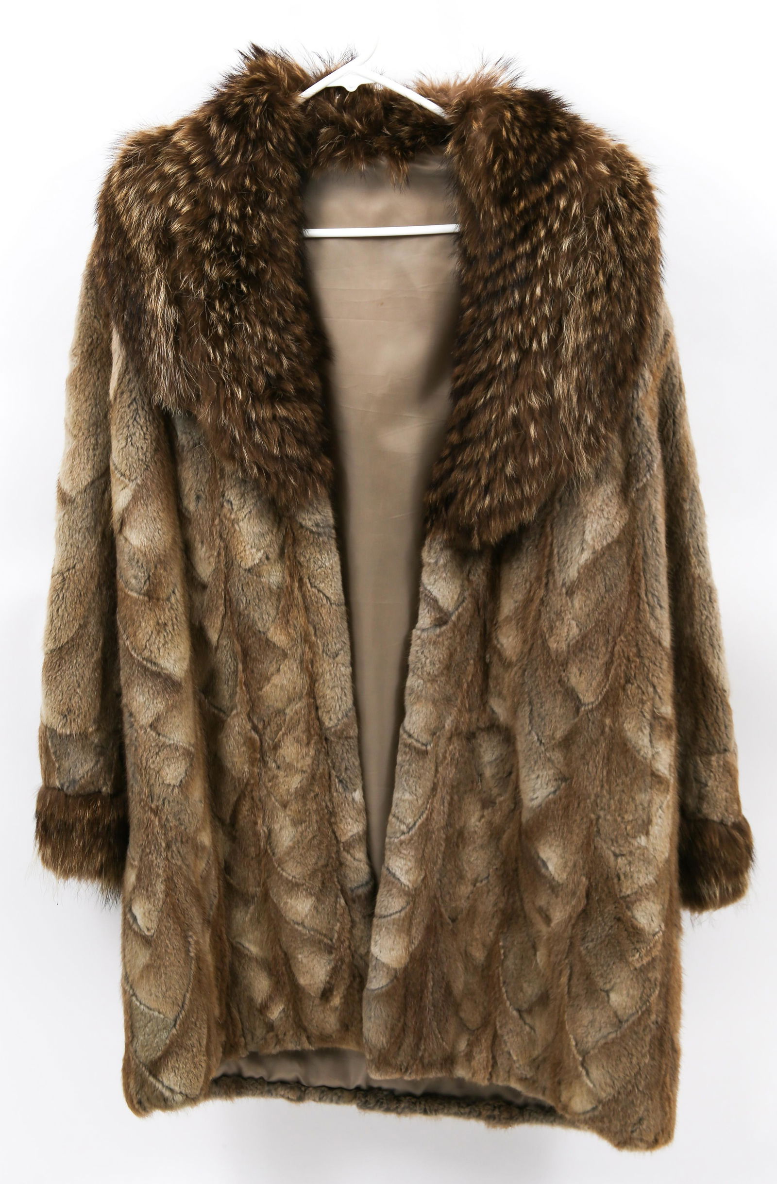 WOMEN'S CHINCHILLA COAT WITH MINK COLLAR: WOMEN'S CHINCHILLA COAT WITH MINK COLLAR Women's chinchilla coat, mink collar. 21" shoulder to shoulder and 38" length