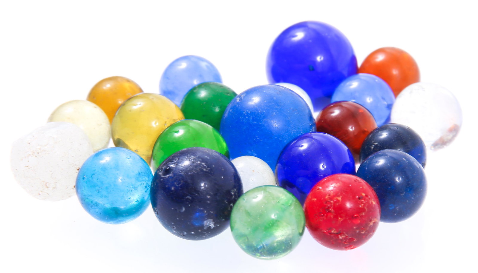 20TH C. CLEAR MARBLES: 20TH C. CLEAR MARBLES Lot of 20th century clear or "clearie" marbles. Size: 0.75" to 1" diameter