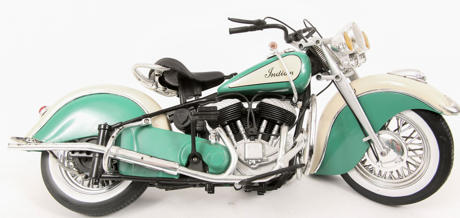 NEWRAY INDIAN MOTORCYCLE MODEL - NO BOX 1:6 SCALE: NEWRAY INDIAN MOTORCYCLE MODEL - NO BOX 1:6 SCALE Green/cream color Has some spotting due to storage 1:6 scale Scale: 1:6