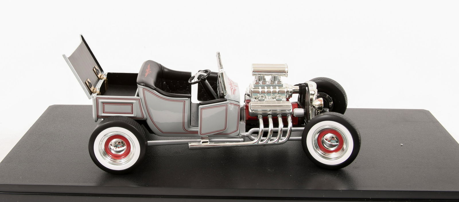 ERTL FORD T-BUCKET CONVERTIBLE: ERTL FORD T-BUCKET CONVERTIBLE - GREY - 1:18 SCALE MODEL Pale grey with red trim Diecast No hood by design, but trunk and doors open Wheels move Front wheels turn with steering wheel Already b