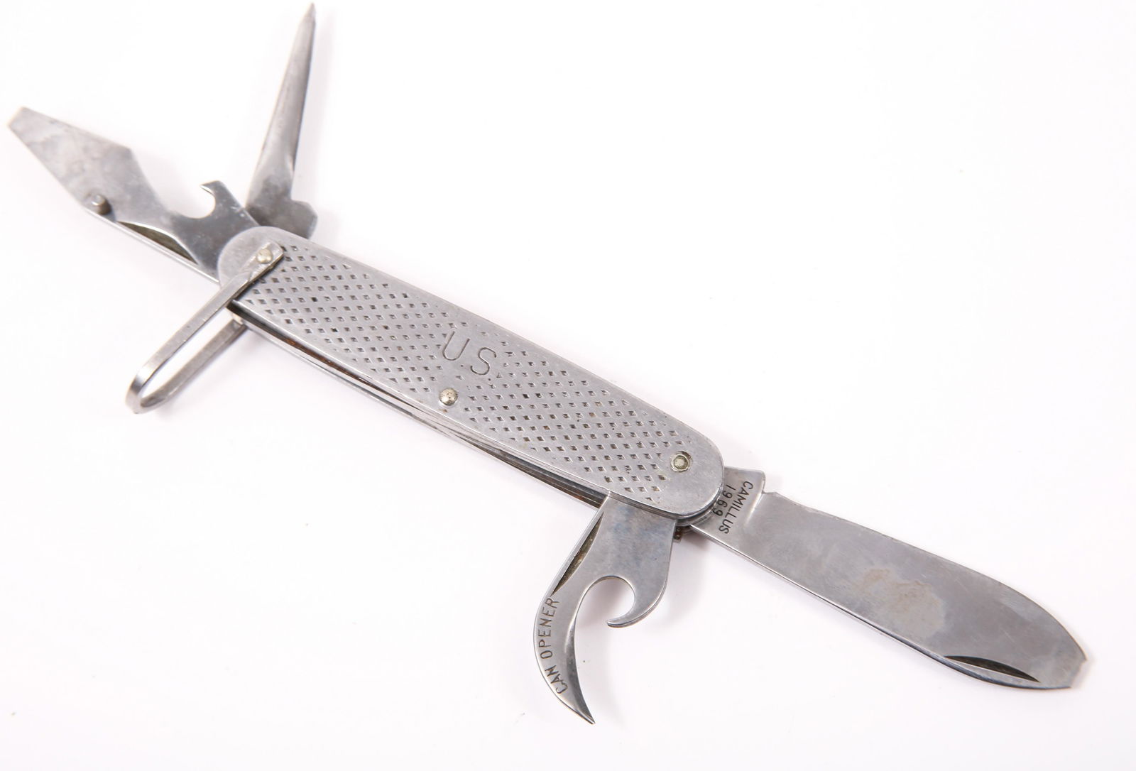 CAMILLUS US ARMY UTILITY KNIFE 1969: CAMILLUS US ARMY UTILITY KNIFE 1969 Vietnam Era - 1969 US Army utility knife All metal Blade, can opener, bottle opener Action slightly loose Belt / keychain loop 4" closed