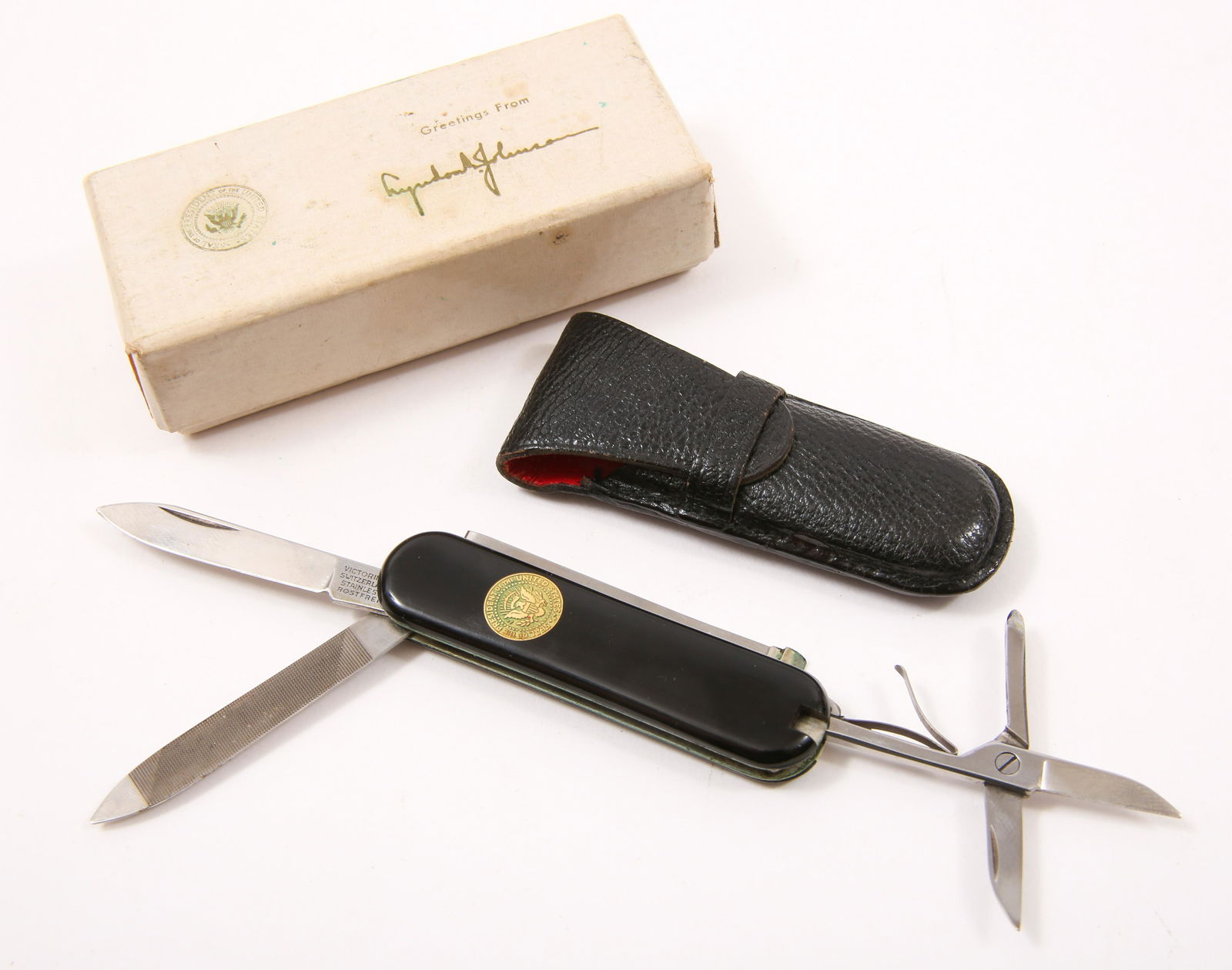 PRESIDENTIAL LYNDON B JOHNSON SWISS ARMY POCKET KNIFE: PRESIDENTIAL LYNDON B JOHNSON SWISS ARMY POCKET KNIFE Victorinox Swiss army pocket knife with United States presidential seal and Lyndon B. Johnson signature inlay. Includes original box and leather c