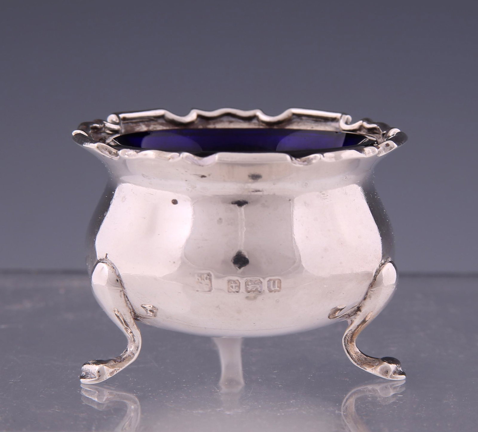STERLING SILVER NORTHERN GOLDSMITH SALT CELLARS C. 1919: STERLING SILVER NORTHERN GOLDSMITH SALT CELLARS C. 1919 Pair of English solid sterling silver salt cellars by Birmingham maker Northern Goldsmiths. Footed bases, hallmarked on sides indicative of c. 1