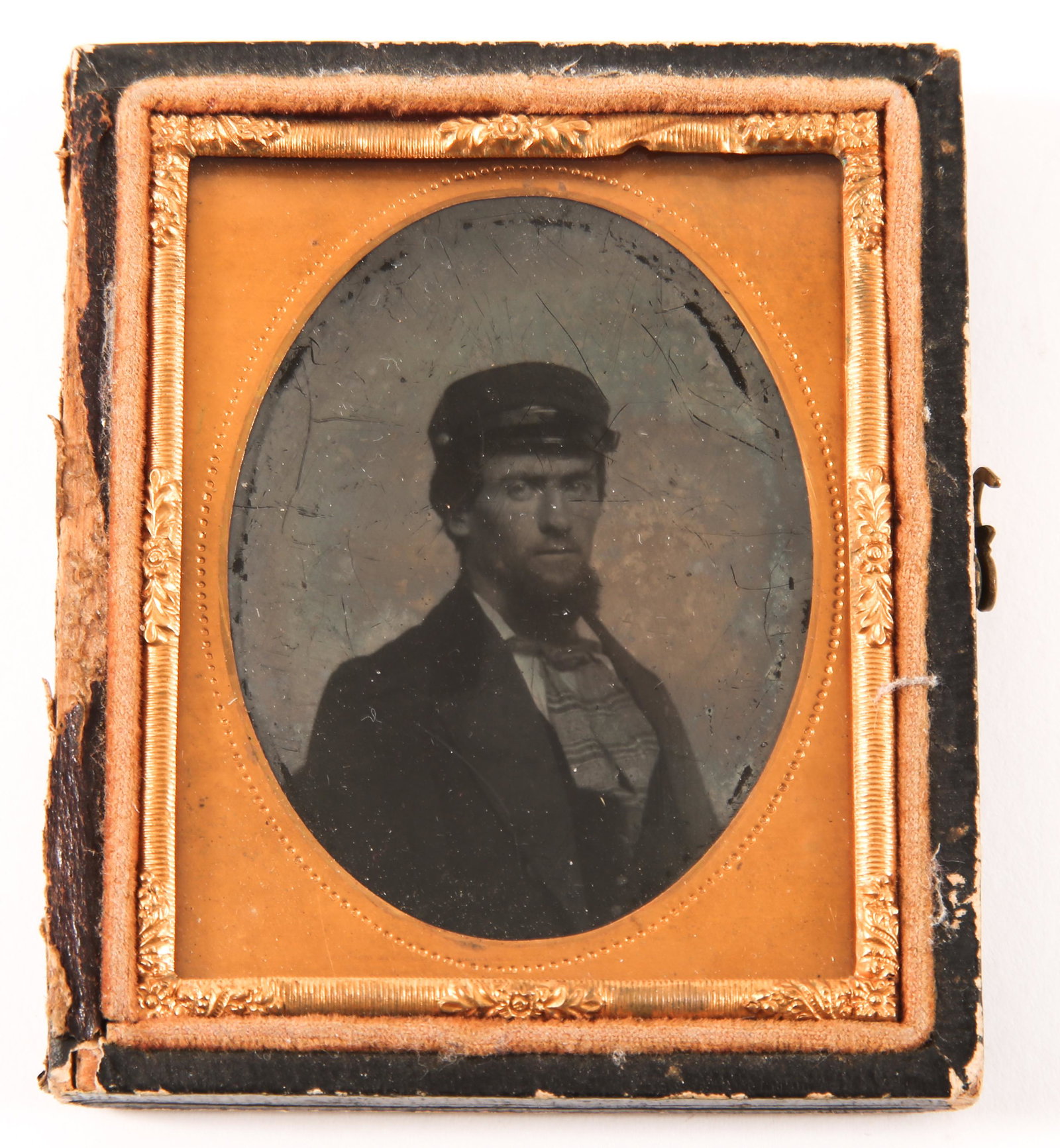 CIVIL WAR 1/9 AMBROTYPE OF UNION SOLDIER: CIVIL WAR 1/9 AMBROTYPE OF UNION SOLDIER Civil War era 1/9 plate ambrotype depicting portrait of union soldier with kepi, set in leather case. Size: 2.5 x 3"