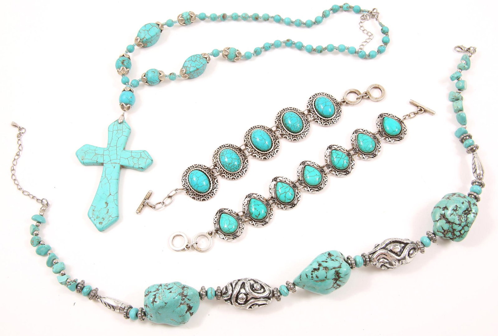 WOMEN'S SILVER TONE & HOWLITE COSTUME JEWELRY: WOMEN'S SILVER TONE & HOWLITE COSTUME JEWELRY Women's silver tone costume jewelry with dyed howlite, includes: Chunky beaded necklace, 22" Cross pendant with beaded chain, 18" 2 - bracelets, 8" Weight