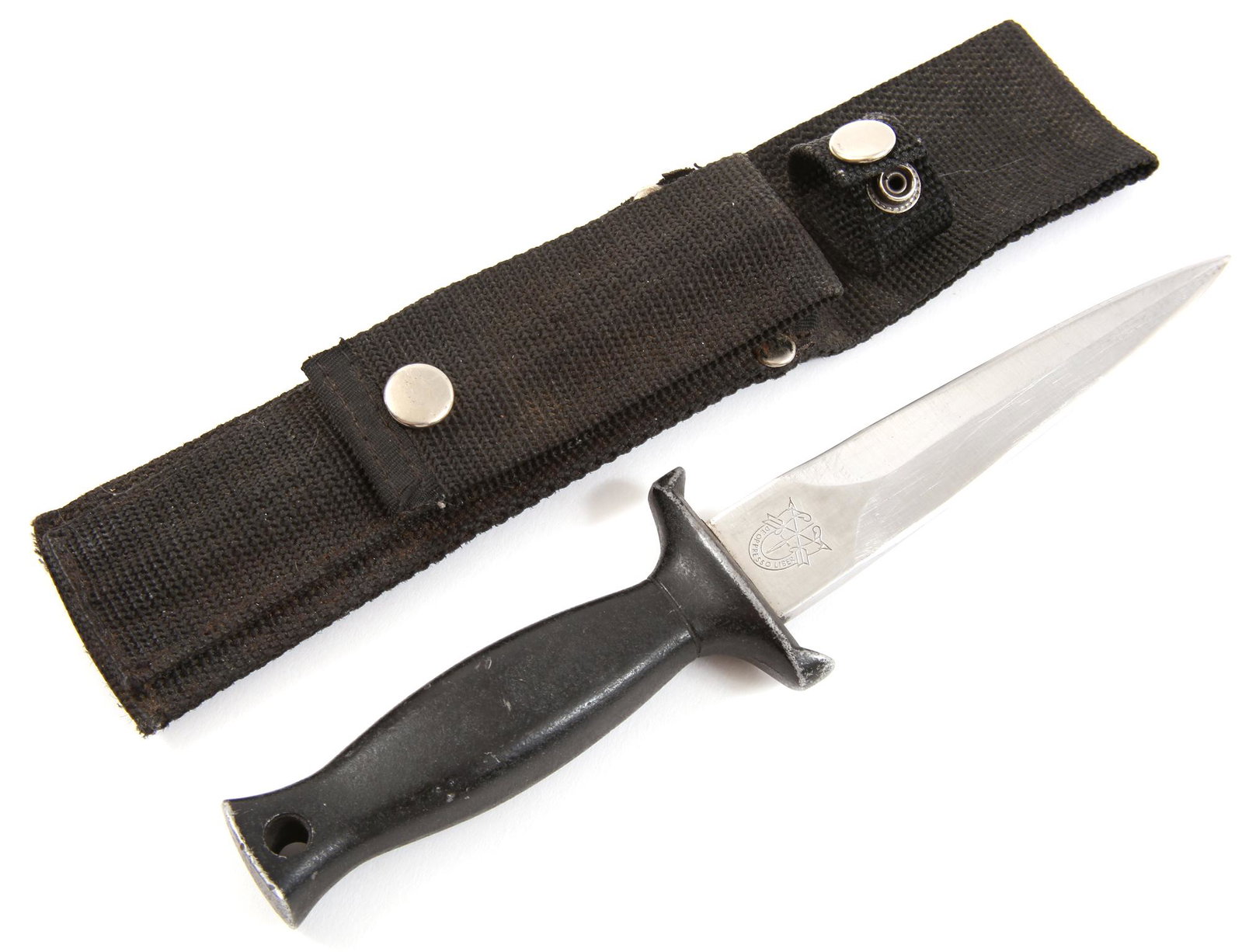 ELITE FORCES UC210 DE OPPRESSO LIBER DAGGER & SHEATH: ELITE FORCES UC210 DE OPPRESSO LIBER DAGGER & SHEATH United Cutlery Elite Forces "De Oppresso Liber" combat dagger boot knife with canvas sheath, UC210, 4.75" blade. Size:8.75" overall