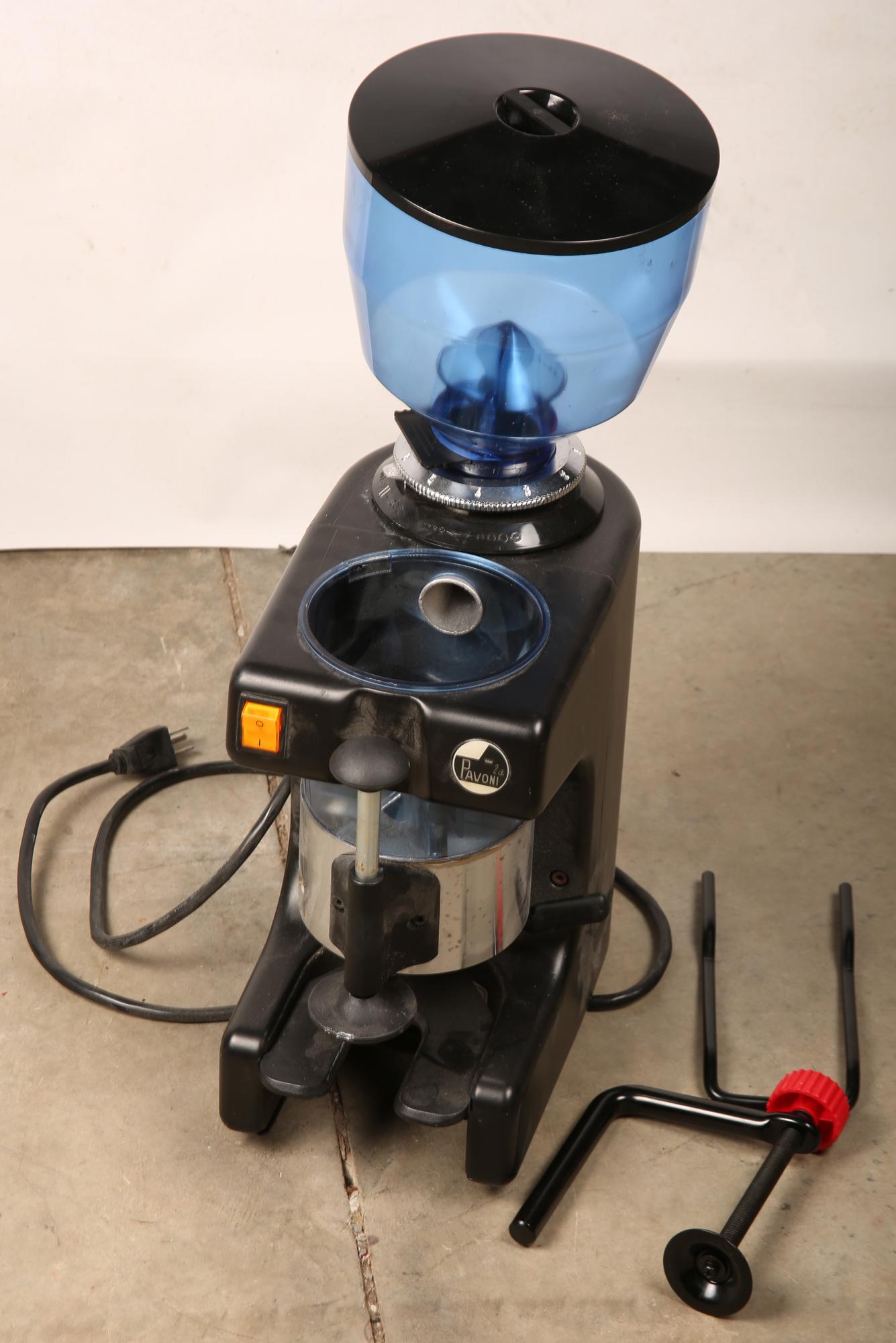 LA PAVONI "ZIP" COMMERCIAL COFFEE GRINDER - BLACK: LA PAVONI "ZIP" COMMERCIAL COFFEE GRINDER - BLACK La Pavoni "Zip" commercial coffee grinder with 2.2 lb hopper Dimensions: 21 x 8 x 13" Electrical: 120v 60Hz Made in Italy The consignor