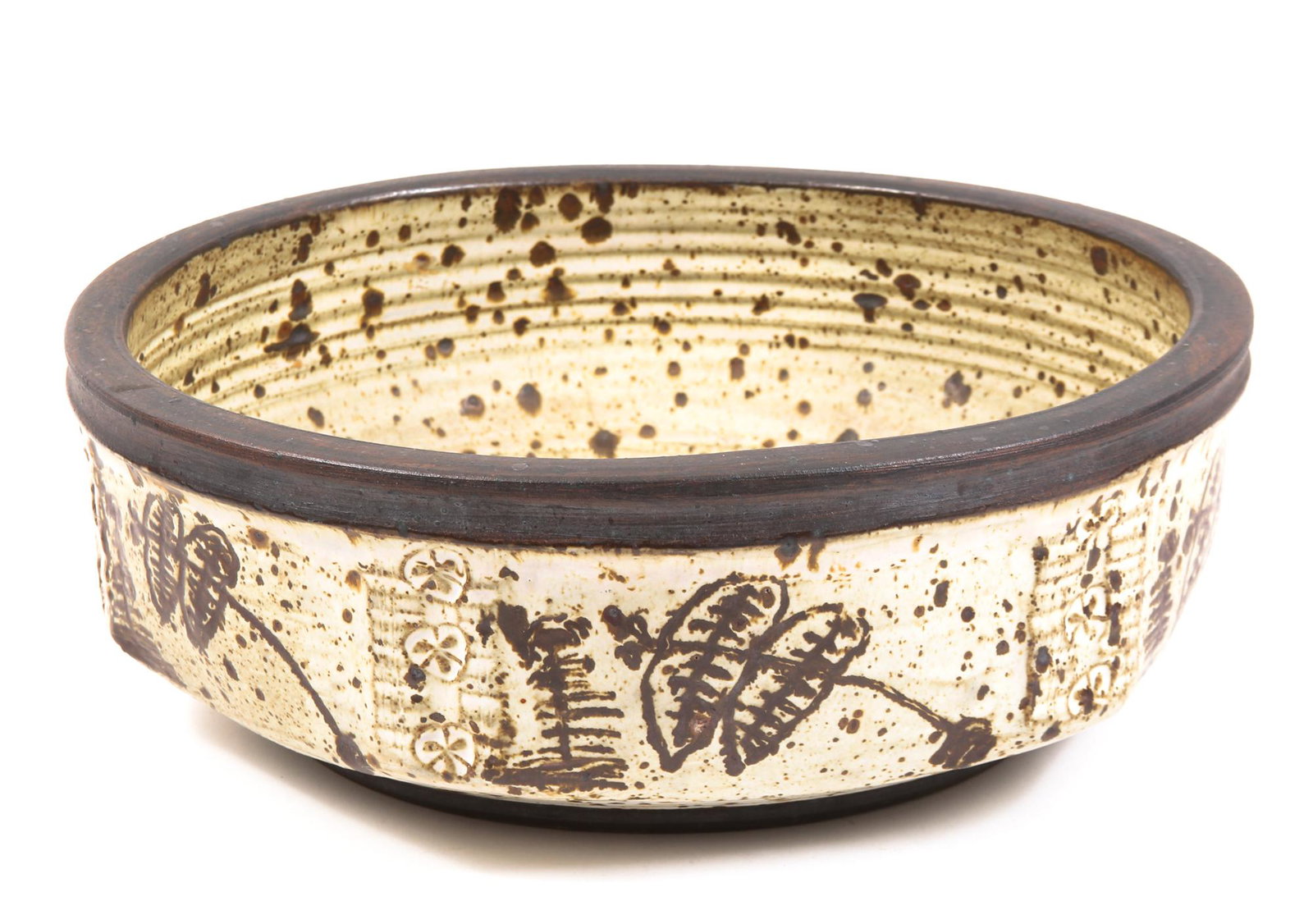 VIVIKA & OTTO HEINO POTTERY SHALLOW SERVING BOWL: VIVIKA & OTTO HEINO POTTERY SHALLOW SERVING BOWL Vivika Heino and Otto Heino earthenware large shallow bowl. Signed to the underside. Circa late 20th century. Size: 15 x 5.5"