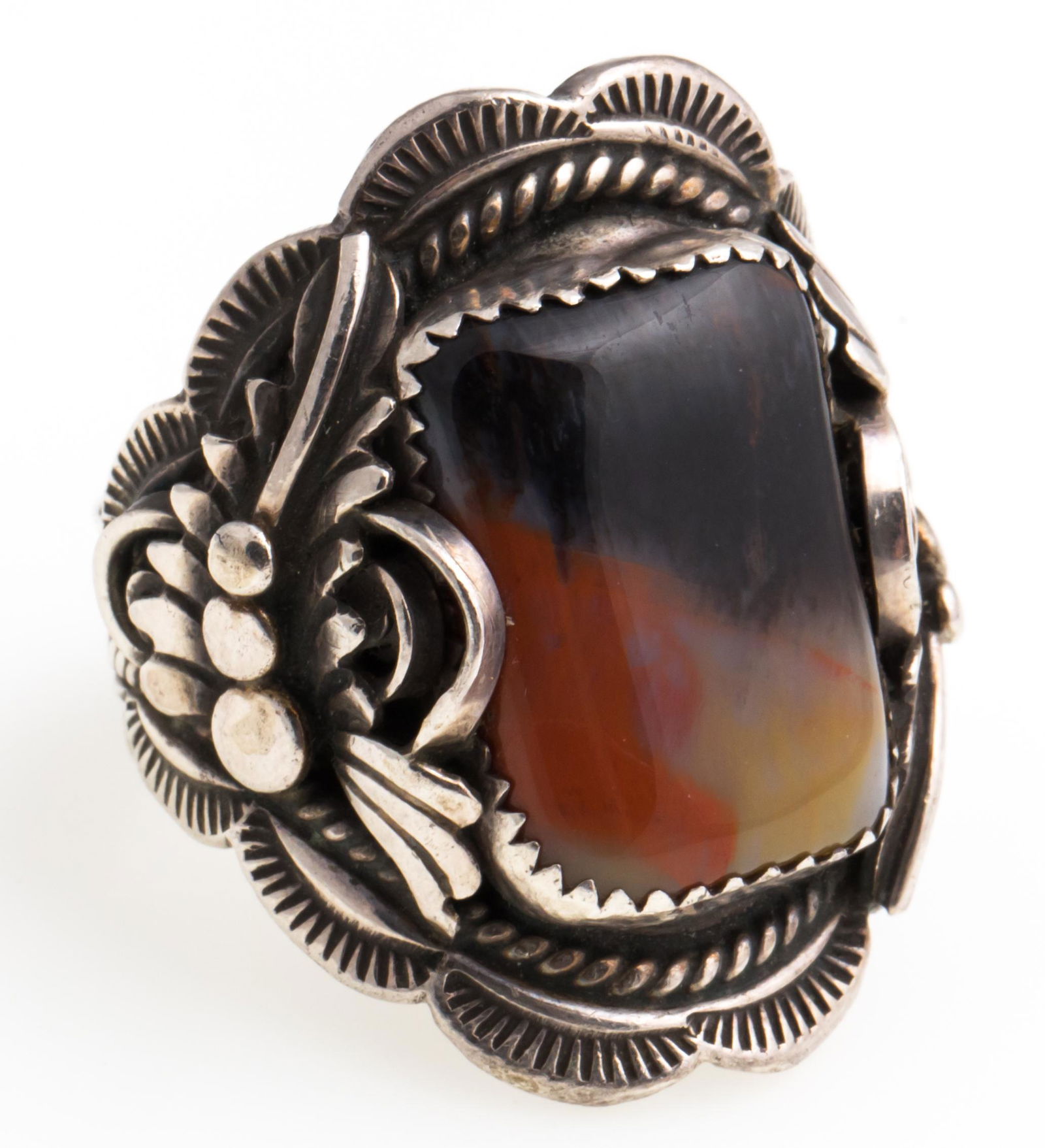 MEN'S NAVAJO STERLING SILVER AGATE RING - SIGNED: MEN'S NAVAJO STERLING SILVER AGATE RING - SIGNED Native American Navajo men's sterling silver ring with rectangle cut agate cabochon by David K. Lister. Signed "DKL Sterling" on inside. Weight: 19.6 g
