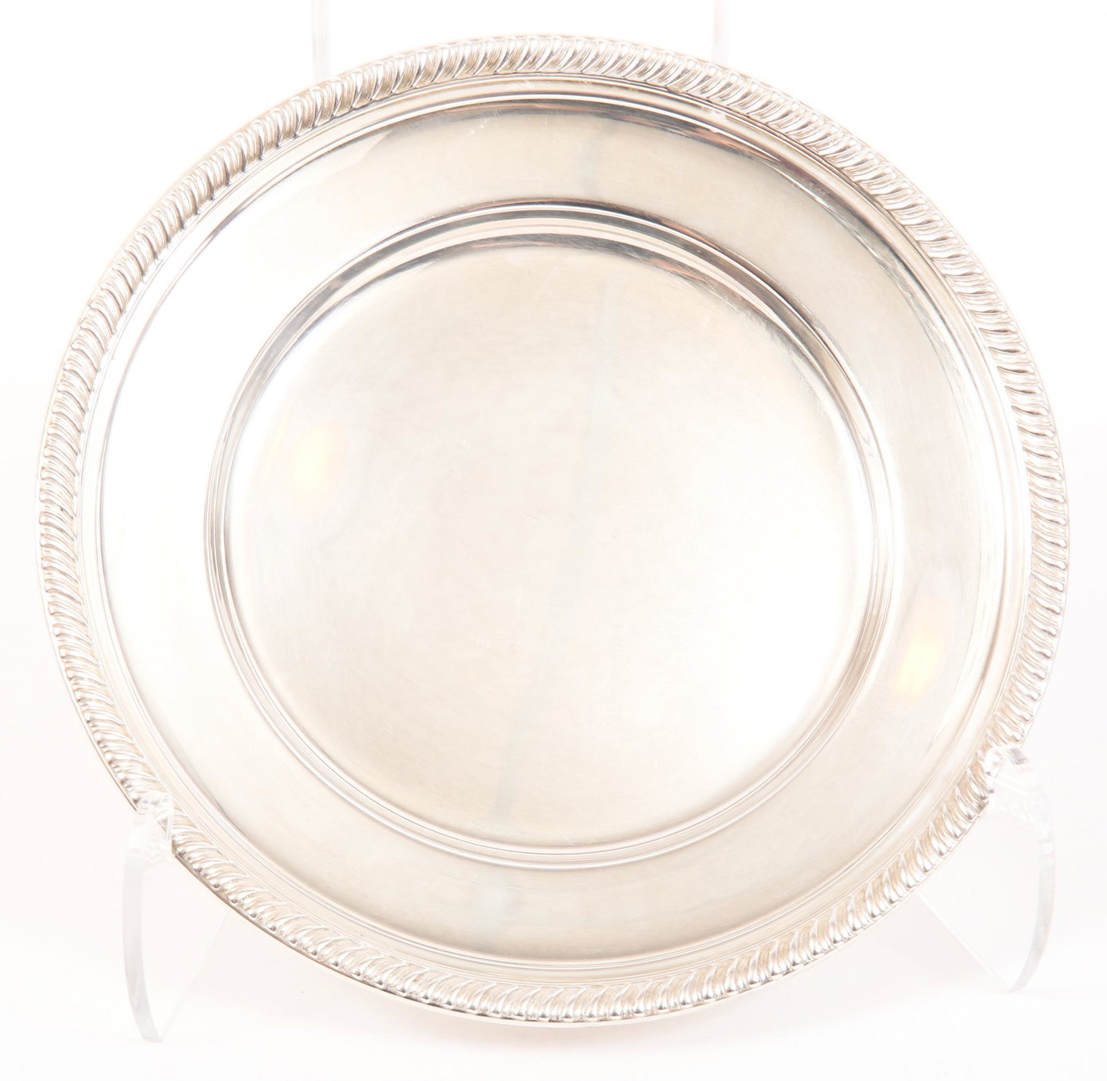 FISHER STERLING SILVER KENT PATTERN BREAD PLATE: FISHER STERLING SILVER KENT PATTERN BREAD PLATE Sterling silver bread plate by Fisher, in the Kent pattern. Weight: 98.2g Size: 6.25"